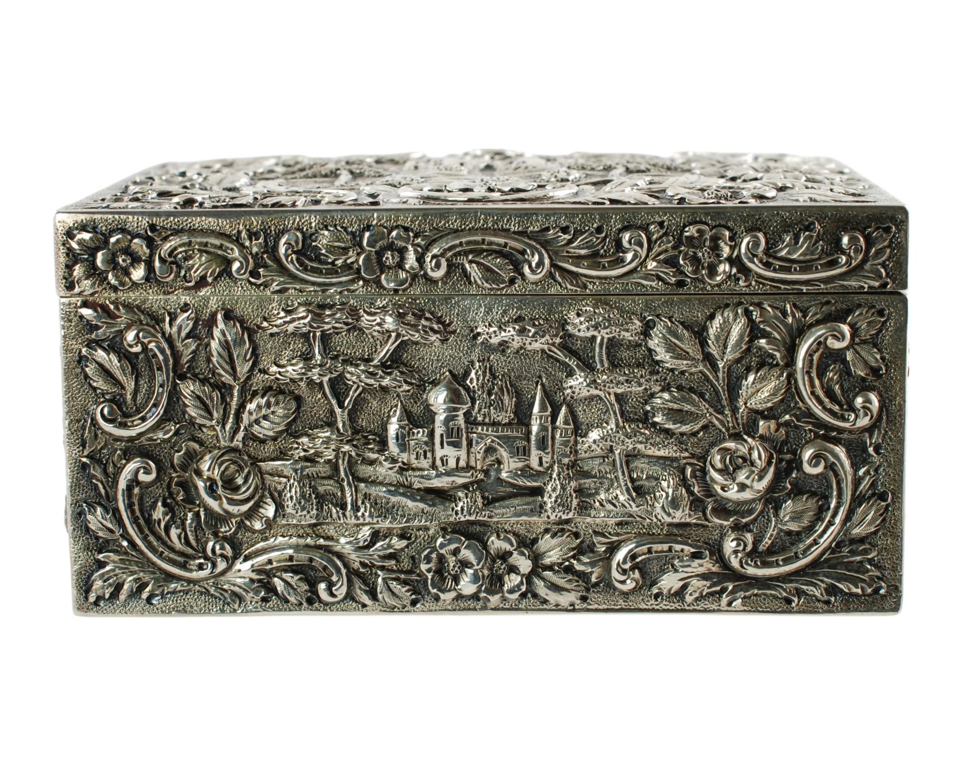 Boîte de table ancienne en argent sterling Loring Andrews Repoussé Castle Pattern en vente 3