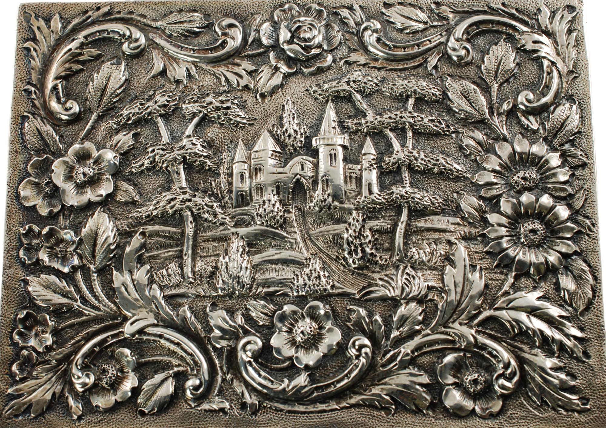Américain Boîte de table ancienne en argent sterling Loring Andrews Repoussé Castle Pattern en vente