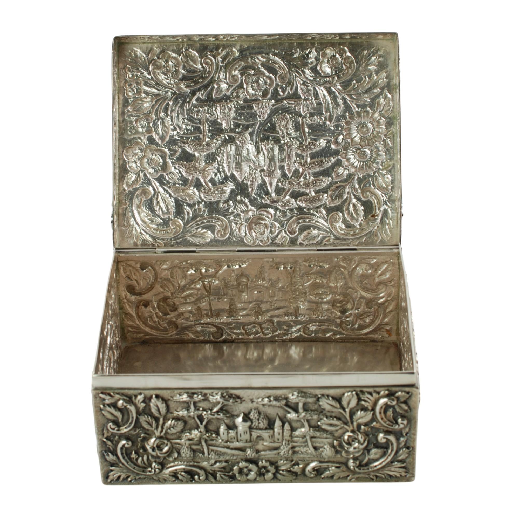 Boîte de table ancienne en argent sterling Loring Andrews Repoussé Castle Pattern Bon état - En vente à Cincinnati, OH