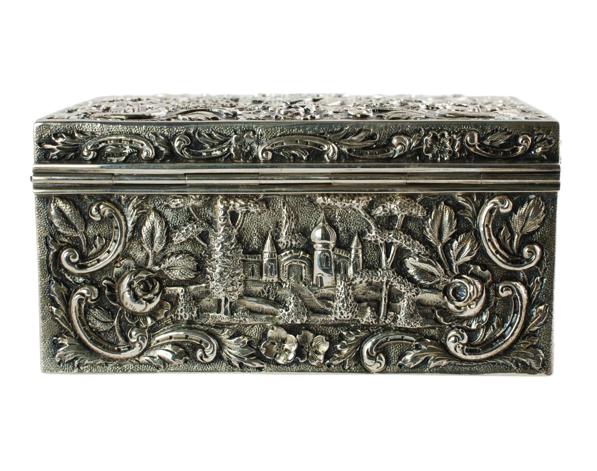 Argent sterling Boîte de table ancienne en argent sterling Loring Andrews Repoussé Castle Pattern en vente
