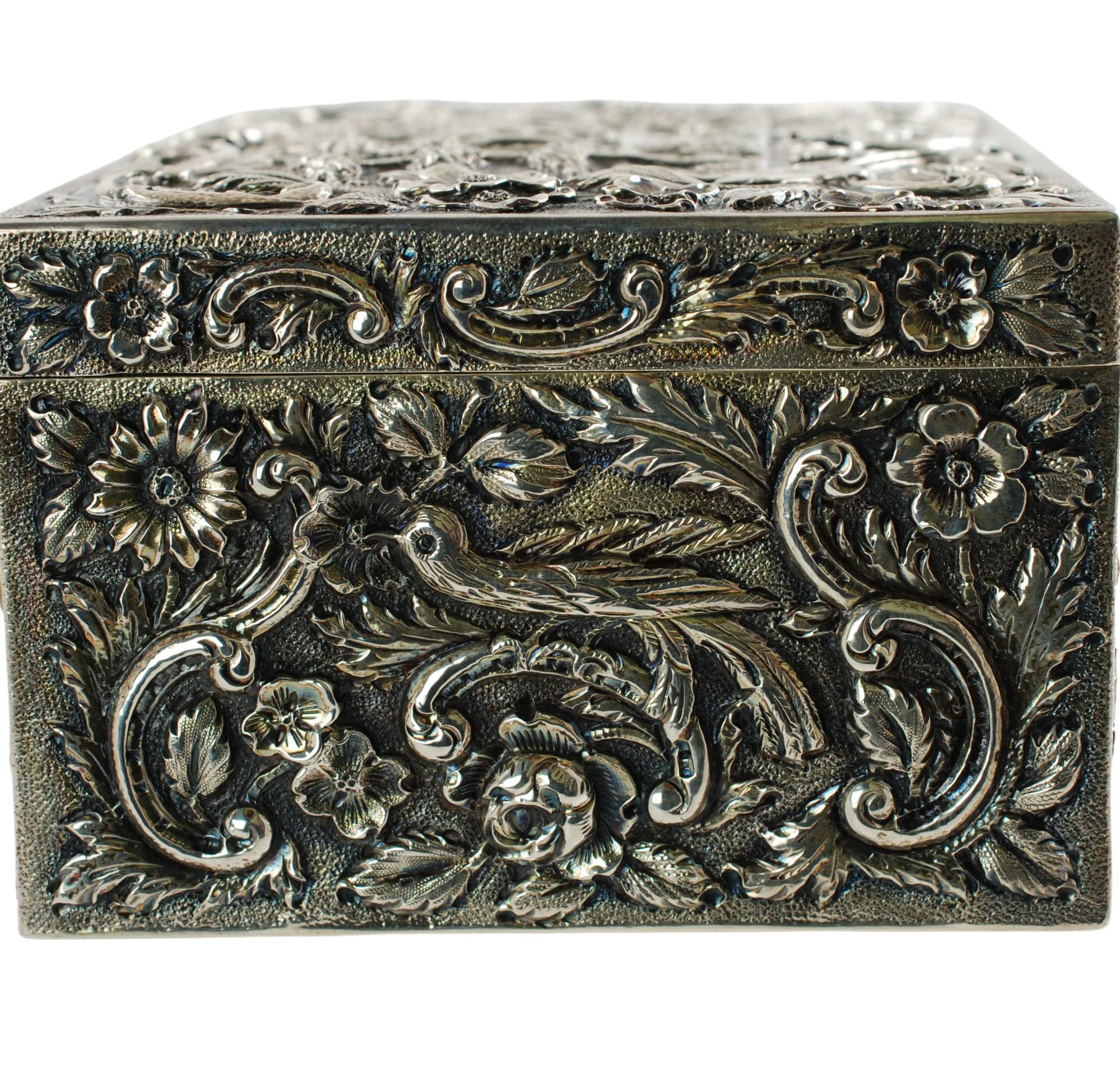 Boîte de table ancienne en argent sterling Loring Andrews Repoussé Castle Pattern en vente 2