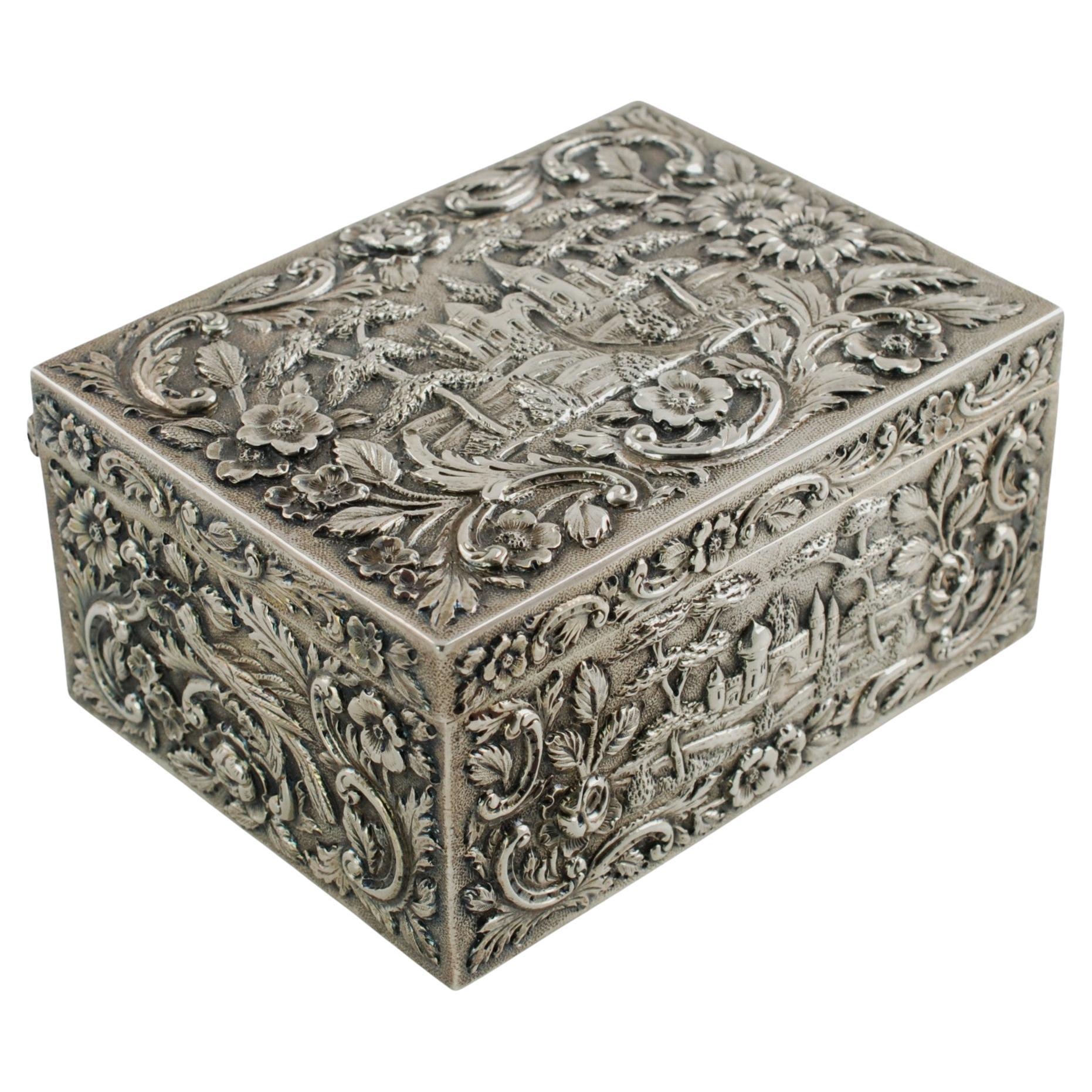 Caja de mesa antigua Loring Andrews Repoussé de plata de ley con motivo de castillo