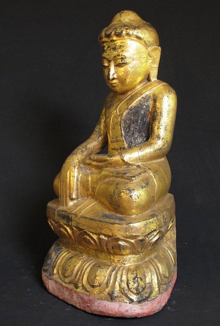 MATERIAL: Holz
49,5 cm hoch 
Gewicht: 5,45 kg
Bhumisparsha Mudra
Mit Ursprung in Birma
19. Jahrhundert
Vergoldet mit 24 krt. Gold
