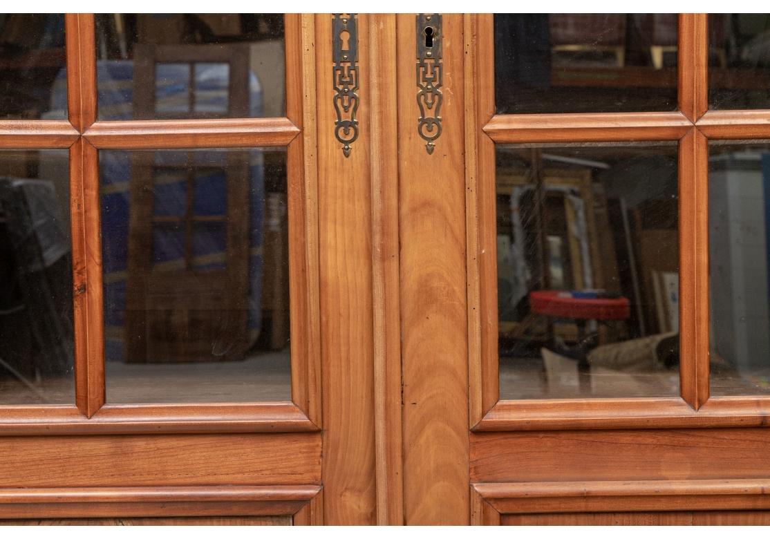 Antiker Louis Philippe Kleiderschrank im Zustand „Starke Gebrauchsspuren“ im Angebot in Bridgeport, CT