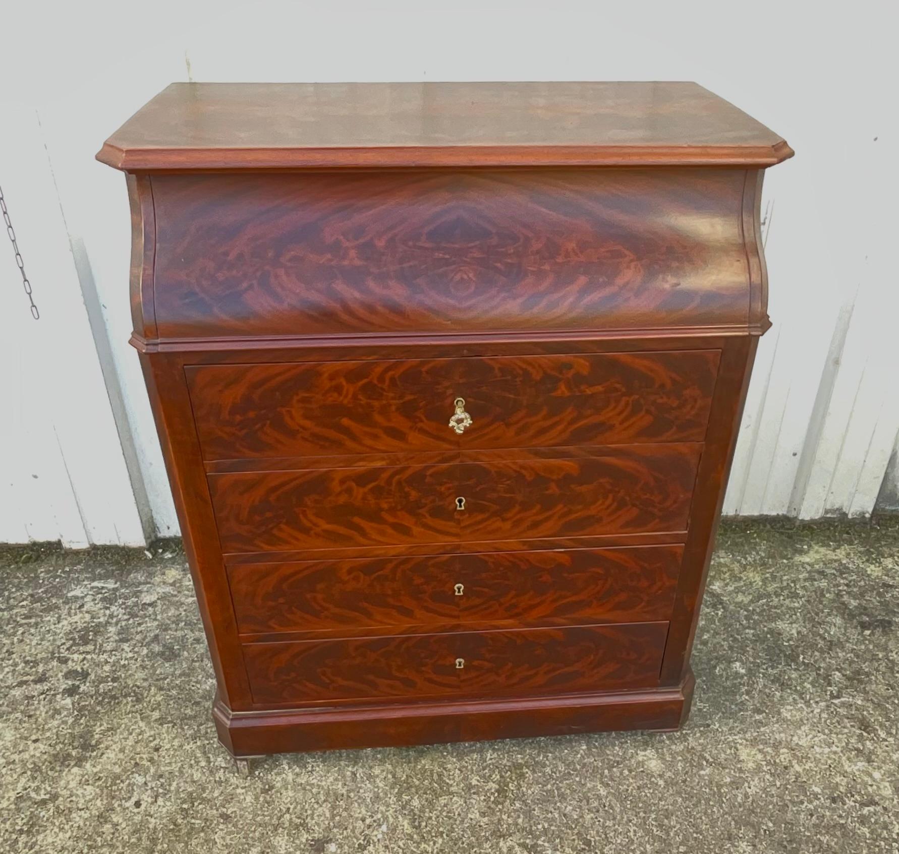 Ancienne vanité Louis-Philippe avec marbre et miroir, fin du 19ème siècle

Rare commode Louis-Philippe avec meuble-lavabo intégré, mécanisme 
