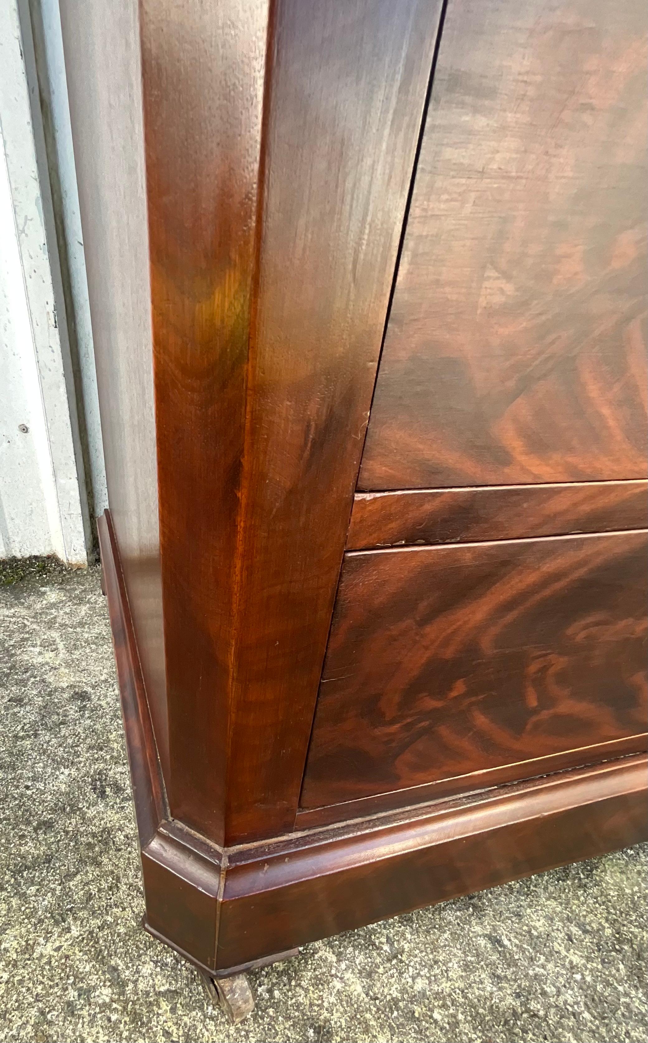 Acajou Ancienne commode Chemin De Fer Louis-philippe avec marbre et miroir, La