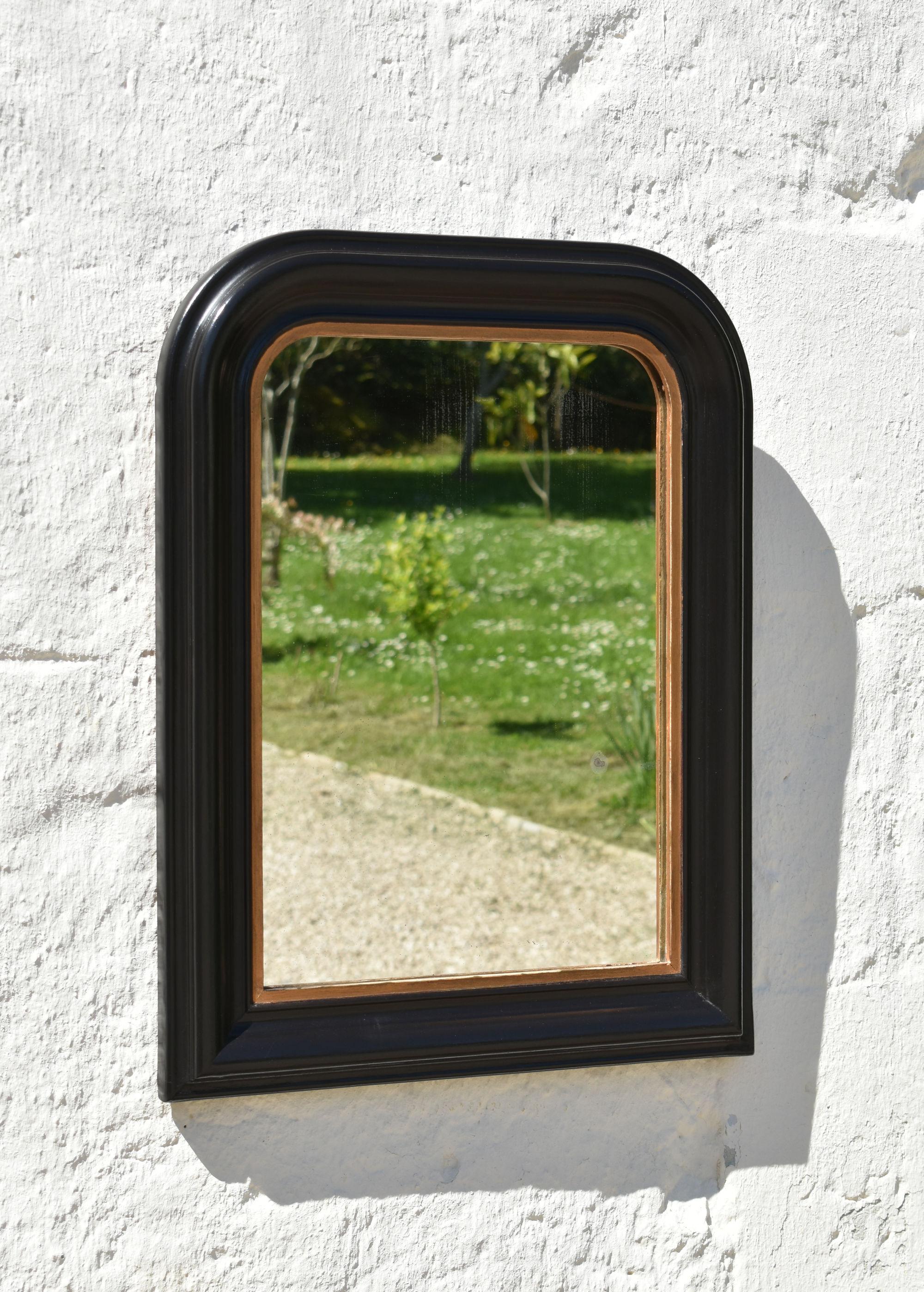 Antique Louis Philippe Ebonised & Gilt Mirror 

A good clean framed mirror dating from around the last quarter of the 19th Century. 

The mirror features an elegant ebonised frame with a contrasting gilt inner frame and an arched top. 

The piece