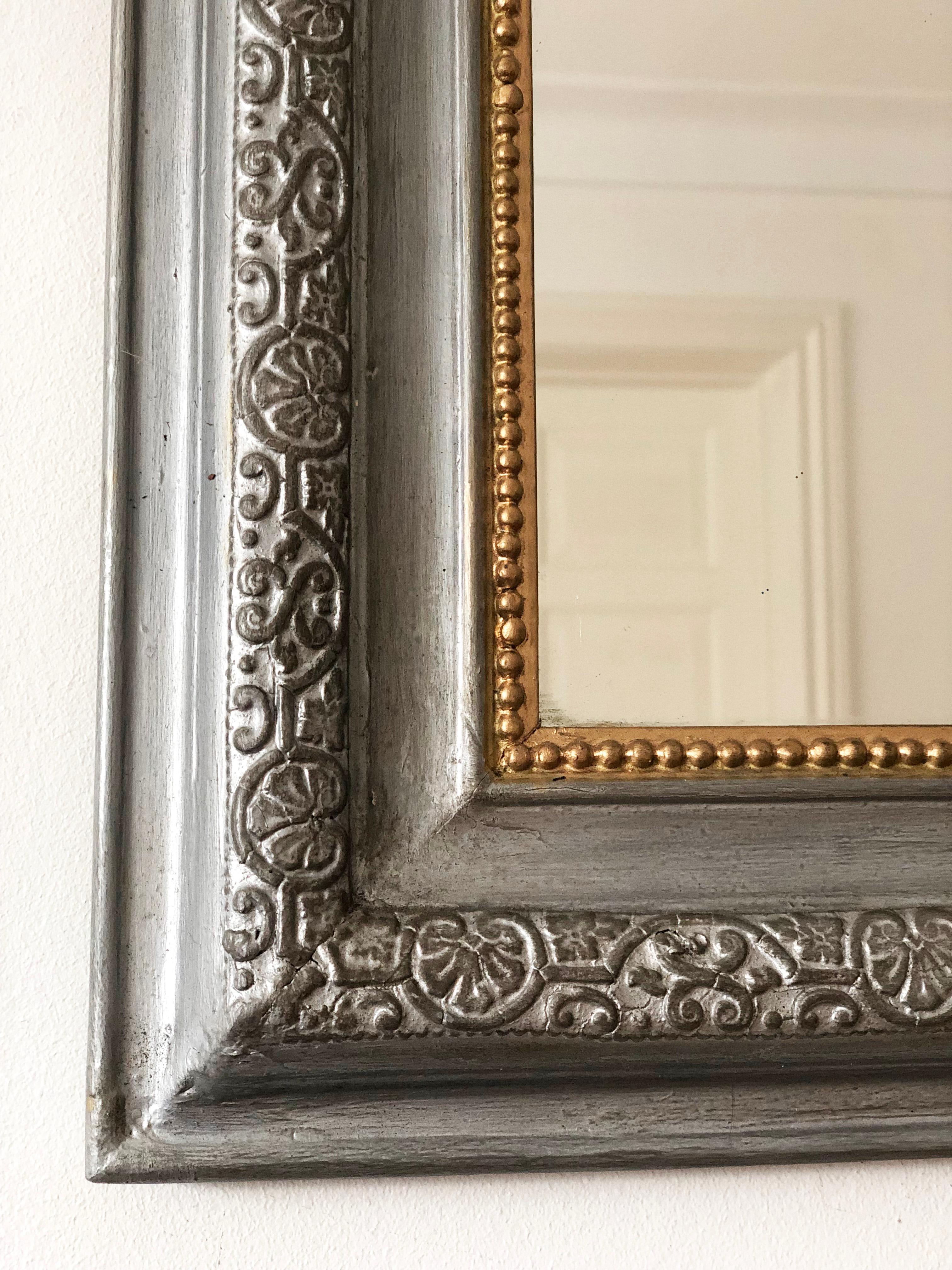 Un encantador espejo francés antiguo Louis Philippe, de finales del siglo XIX.
El espejo presenta un refinado marco gris tallado con un suave borde de perlas doradas y una parte superior graciosamente curvada, que desprende elegancia y encanto