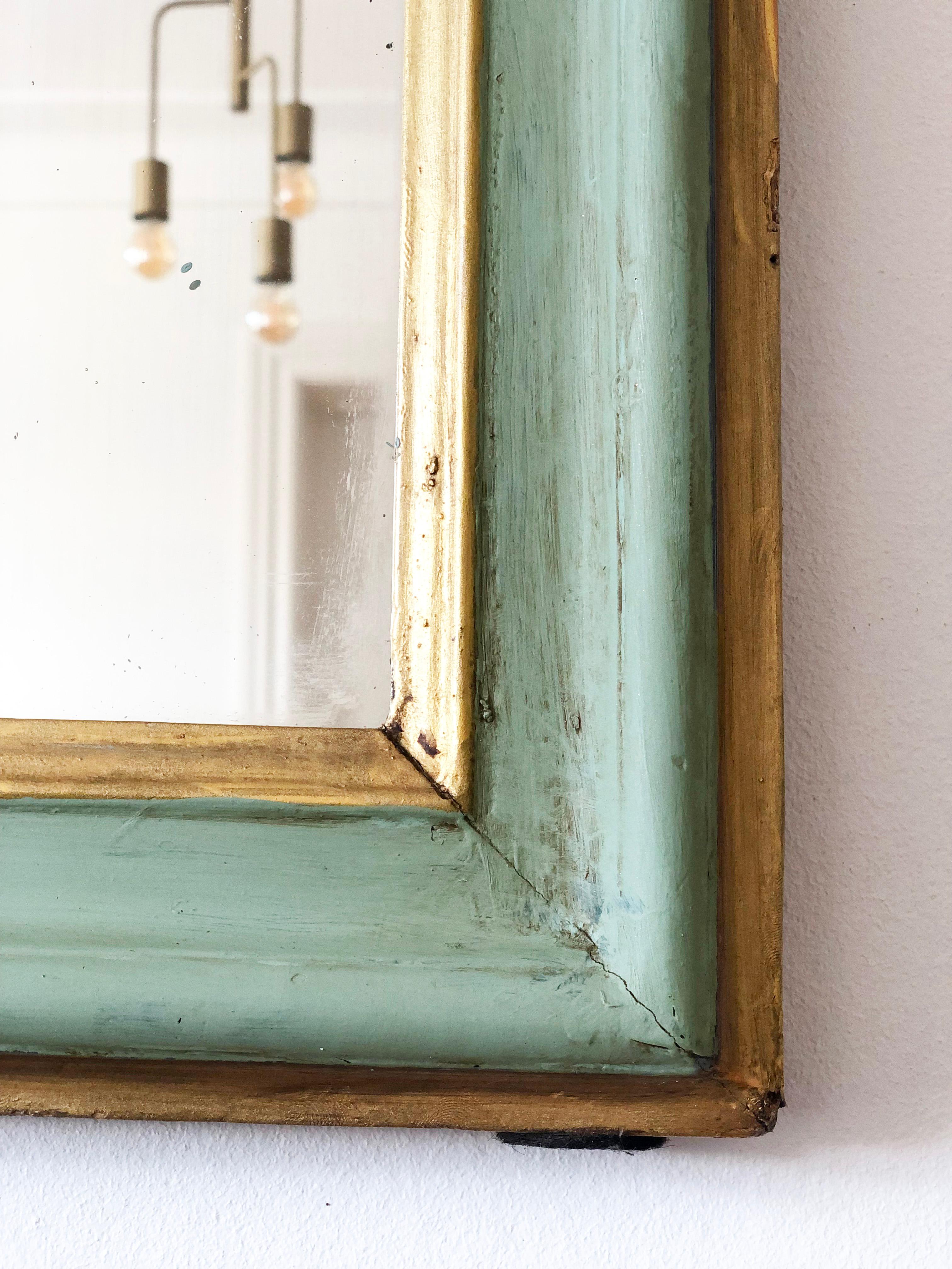 Un incantevole specchio antico francese Louis Philippe, risalente alla fine del XIX secolo.
Lo specchio presenta una raffinata cornice verde con morbide rifiniture dorate e un piano graziosamente curvo, che emana un'eleganza e un fascino senza