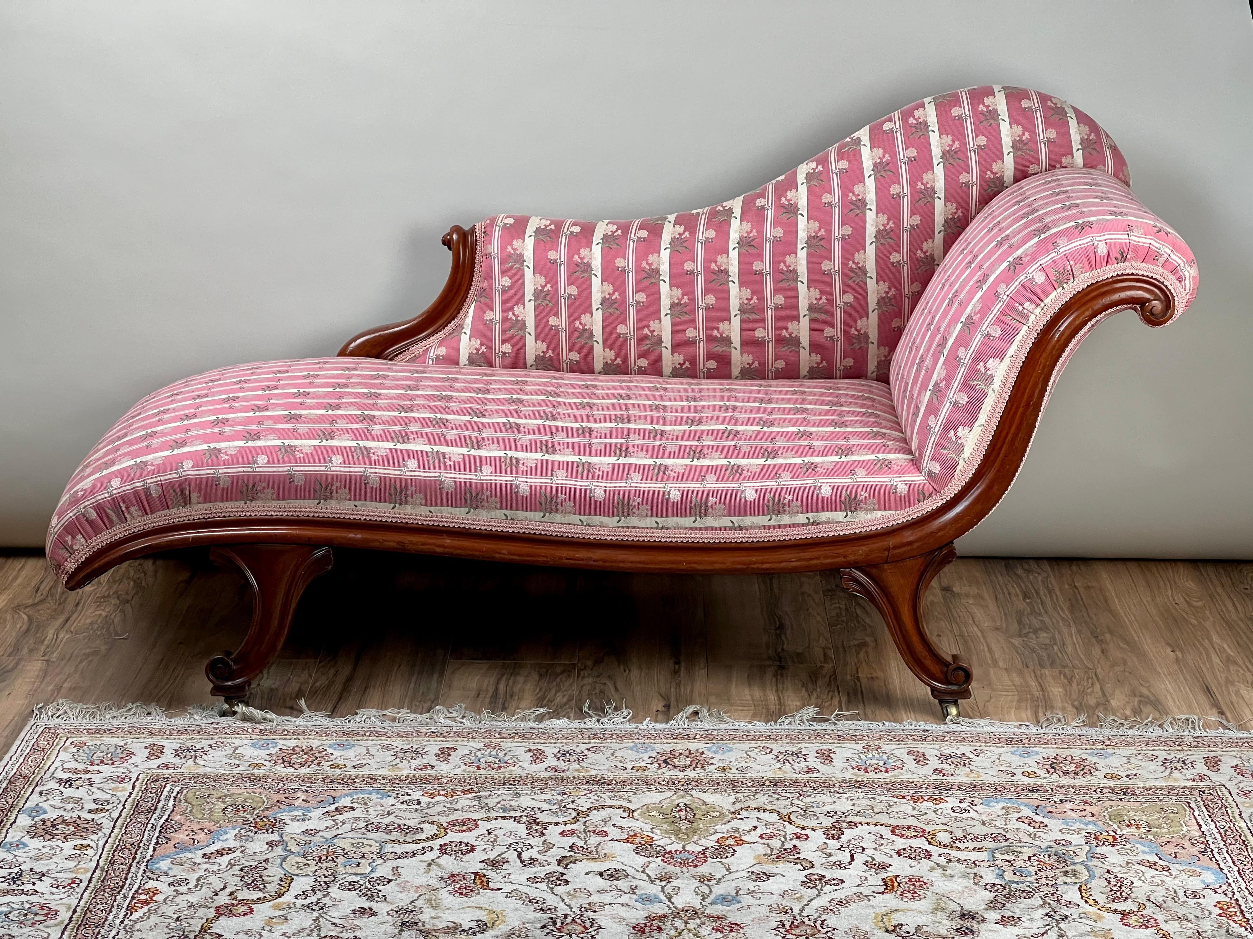 Esta Chaise Recamier Louis Philippe I antigua encarna la elegancia del diseño francés del siglo XIX. La silueta graciosamente curvada se acentúa con un rico marco de nogal tallado a mano, que destila una sofisticación atemporal. La fina tapicería de
