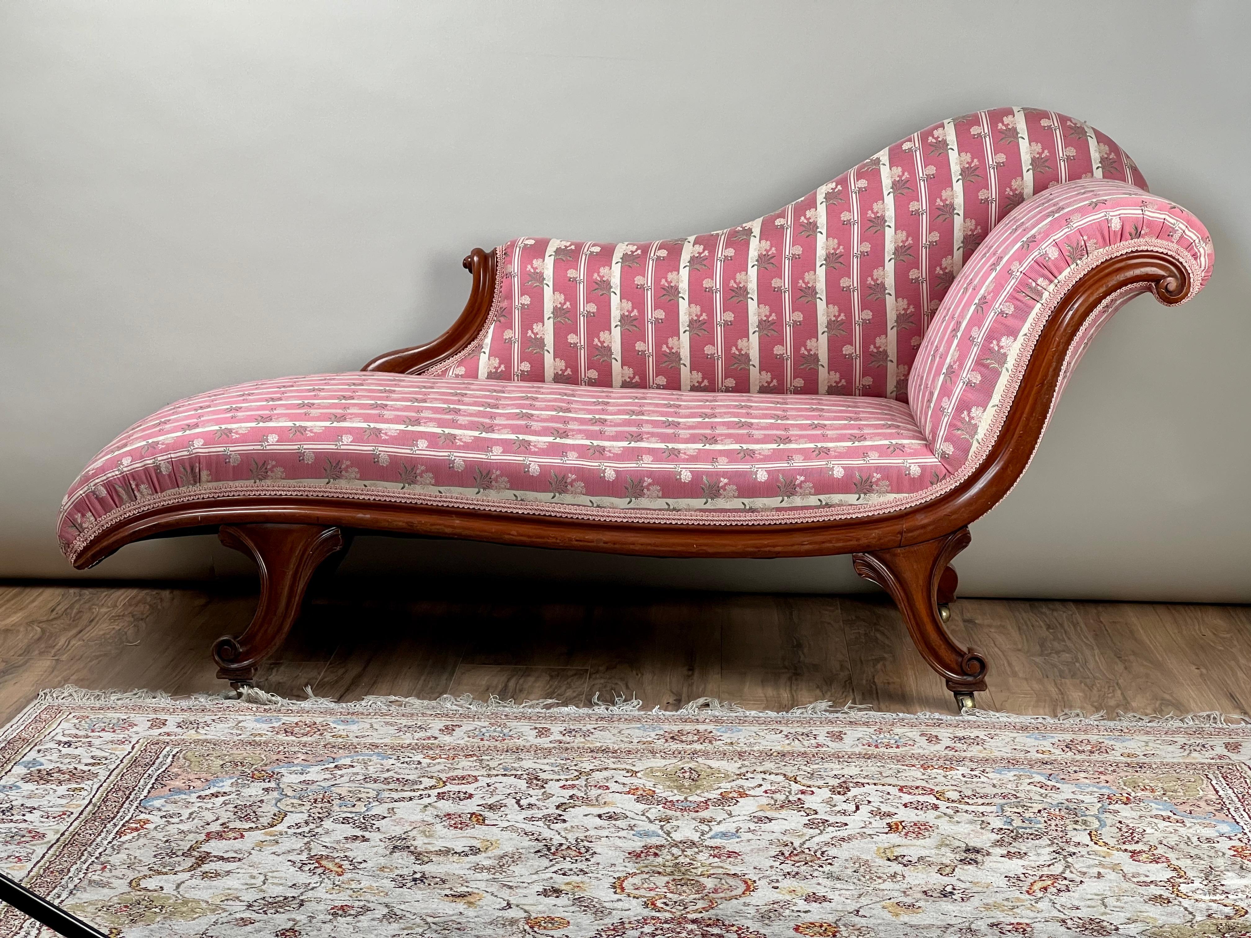Antigua Chaise Recamier Louis Philippe I en fina tapicería de seda Luis Felipe en venta