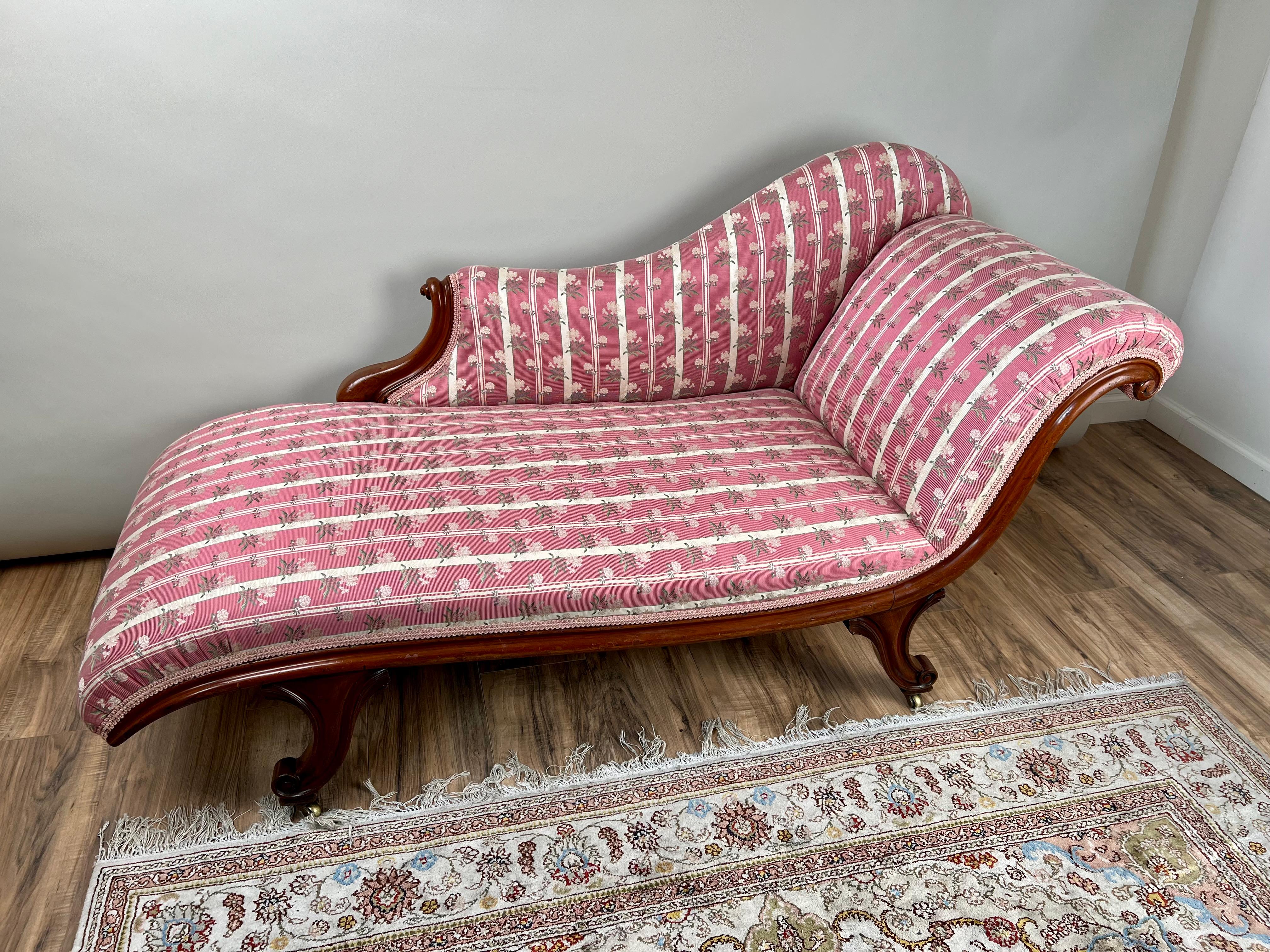 Antigua Chaise Recamier Louis Philippe I en fina tapicería de seda Francés en venta