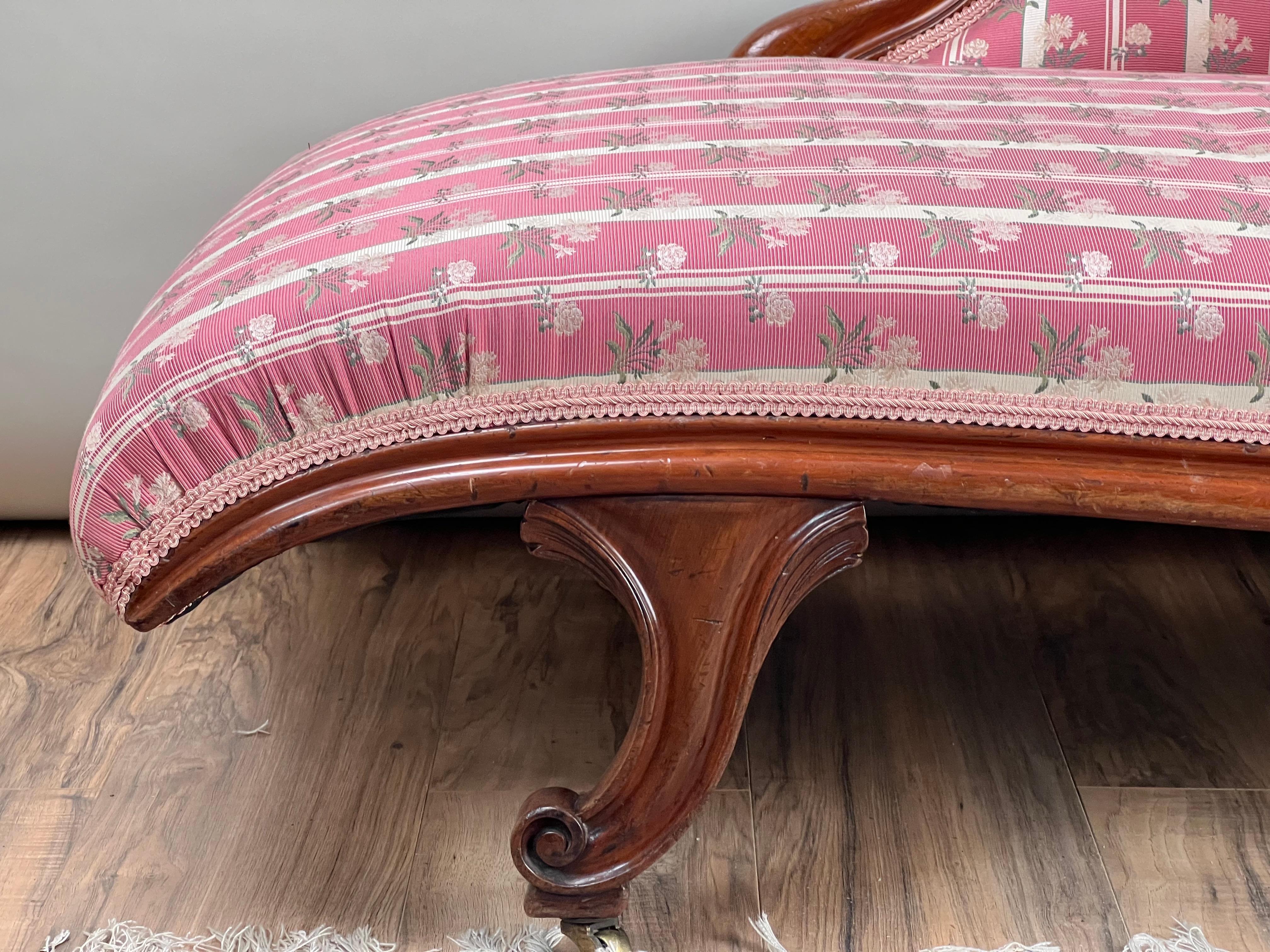 Antigua Chaise Recamier Louis Philippe I en fina tapicería de seda siglo XIX en venta