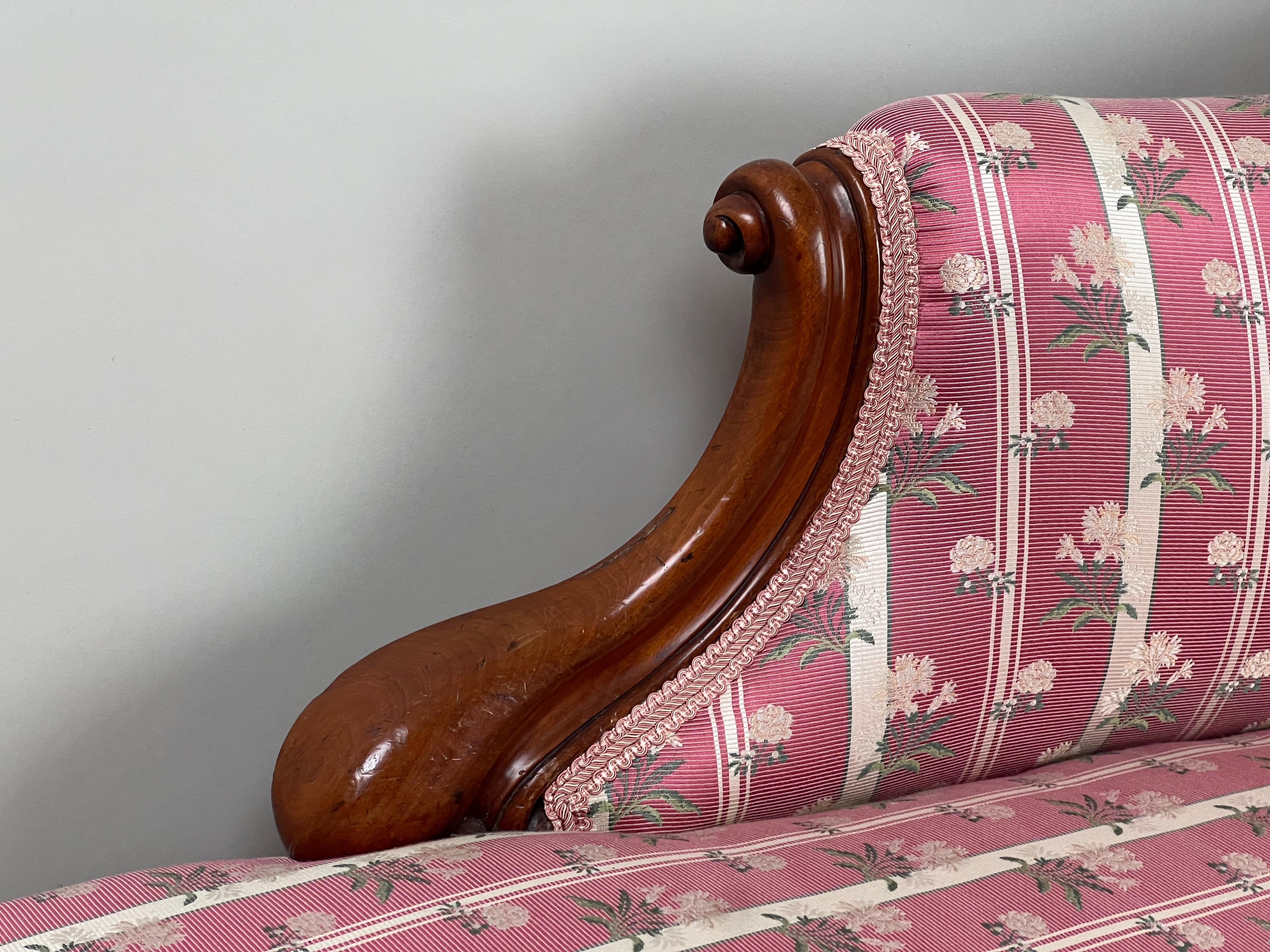 Antigua Chaise Recamier Louis Philippe I en fina tapicería de seda Seda en venta
