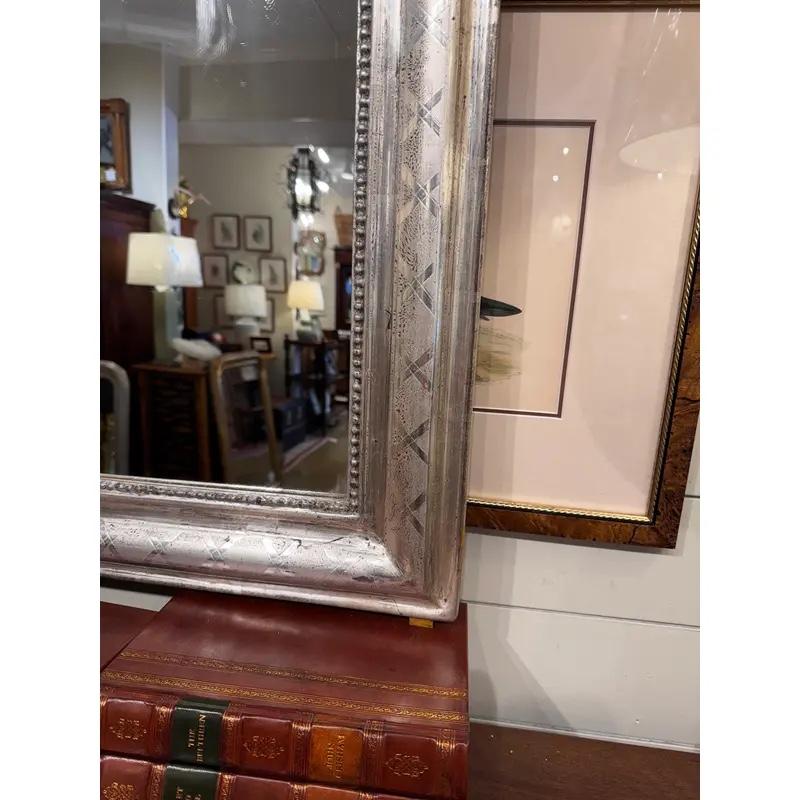 Il s'agit d'un magnifique miroir Louis Philippe du 19ème siècle ! Les bords du miroir sont sculptés à la main dans un style simple mais joli. Les miroirs argentés sont plus difficiles à trouver dans ce style, ce qui rend les trouvailles comme