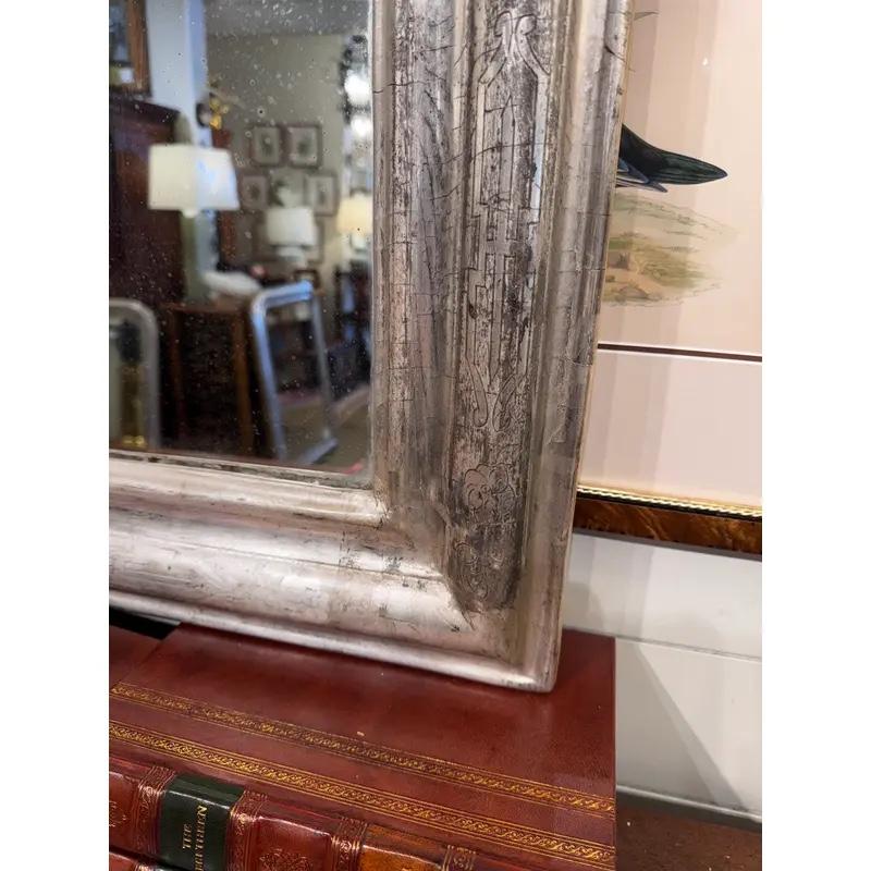 Il s'agit d'un magnifique miroir Louis Philippe du 19ème siècle ! Les bords du miroir sont sculptés à la main dans un style simple mais joli. Les miroirs argentés sont plus difficiles à trouver dans ce style, ce qui rend les trouvailles comme