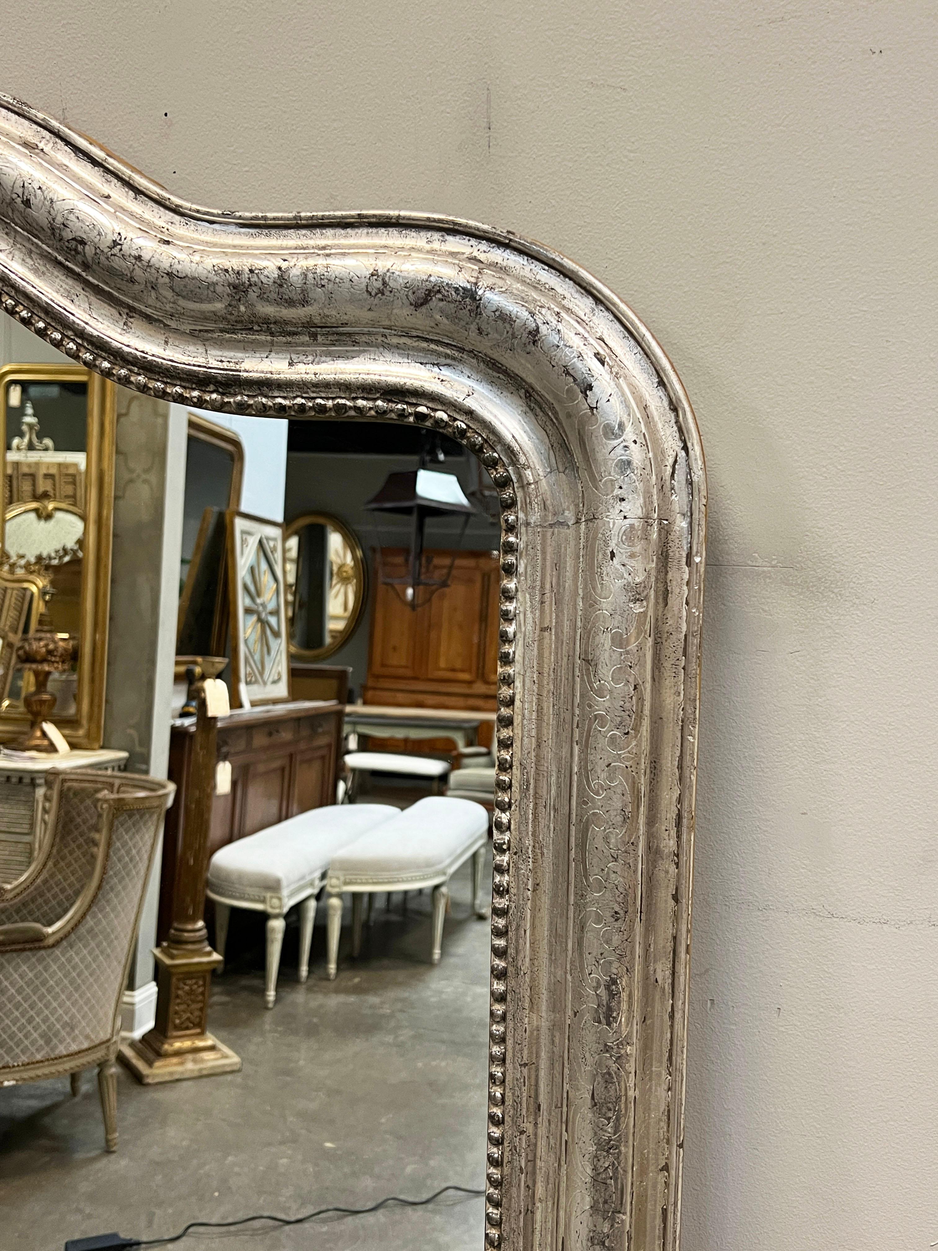 French Louis Philippe mirror in silver gilt. Beautiful 19th C. French silver gilt mirror frame in Louis Philippe style with 