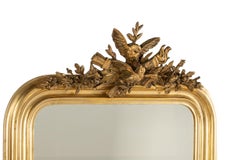 Antique Mirror in stile Louis Philippe con doratura in foglia d'argento color oro pallido e ricco stemma