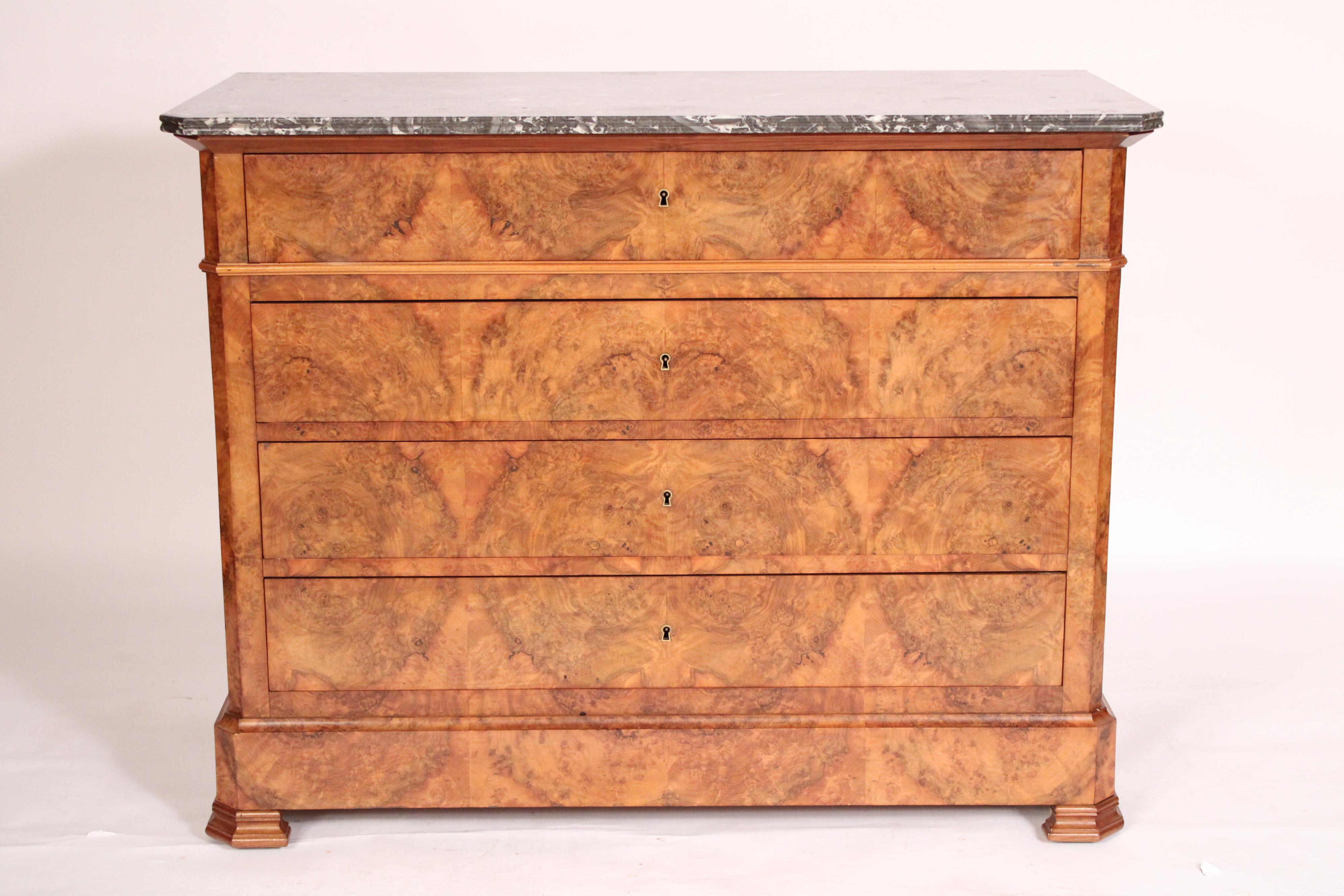 Antica cassettiera in radica di noce in stile Louis Philippe con piano in marmo, fine XIX secolo. Con un piano rettangolare in marmo di Sant'Anna con angoli inclinati, 4 cassetti in radica di noce abbinati, poggianti su piedi a gradini. Cassetti a