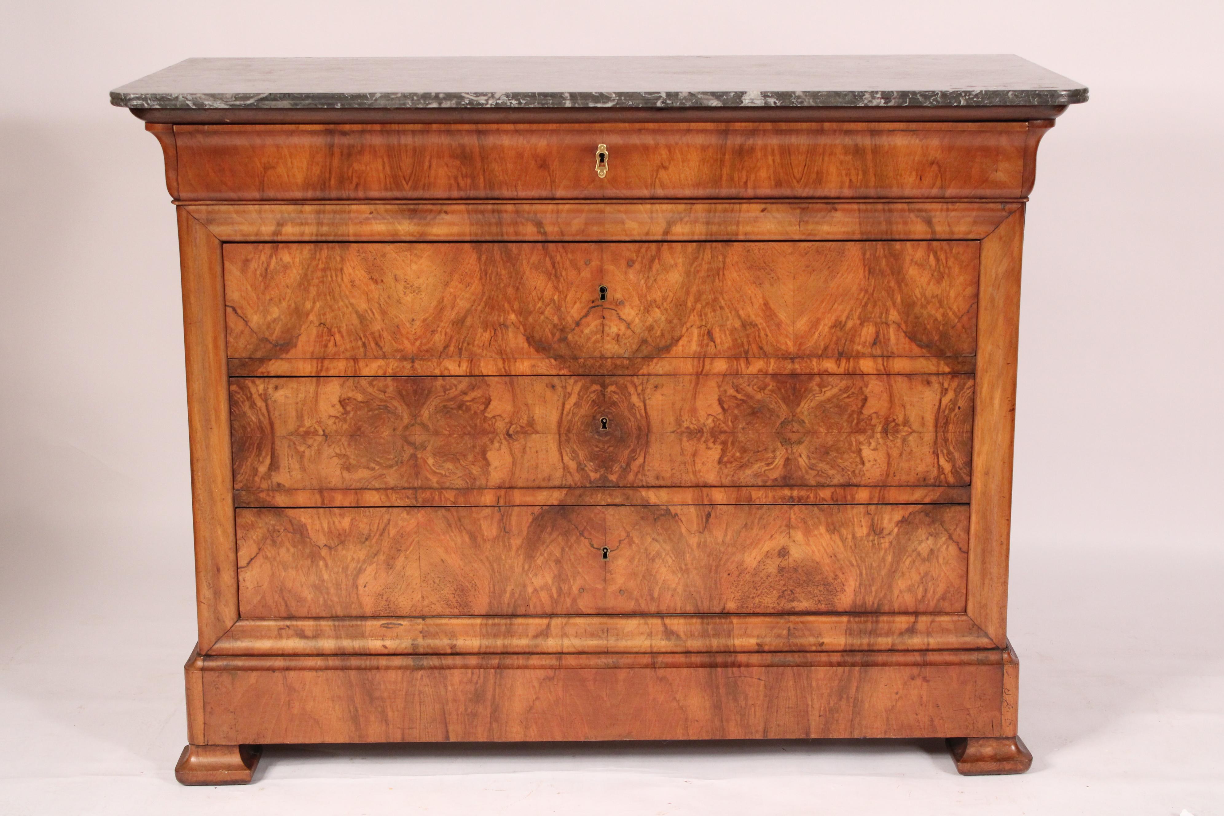 Antica cassettiera in radica di noce in stile Louis Philippe con piano in marmo, circa 1900. Con un piano rettangolare in marmo di Sant'Anna con angoli anteriori inclinati, sotto ci sono 4 cassetti in radica di noce che poggiano su piedi modanati.