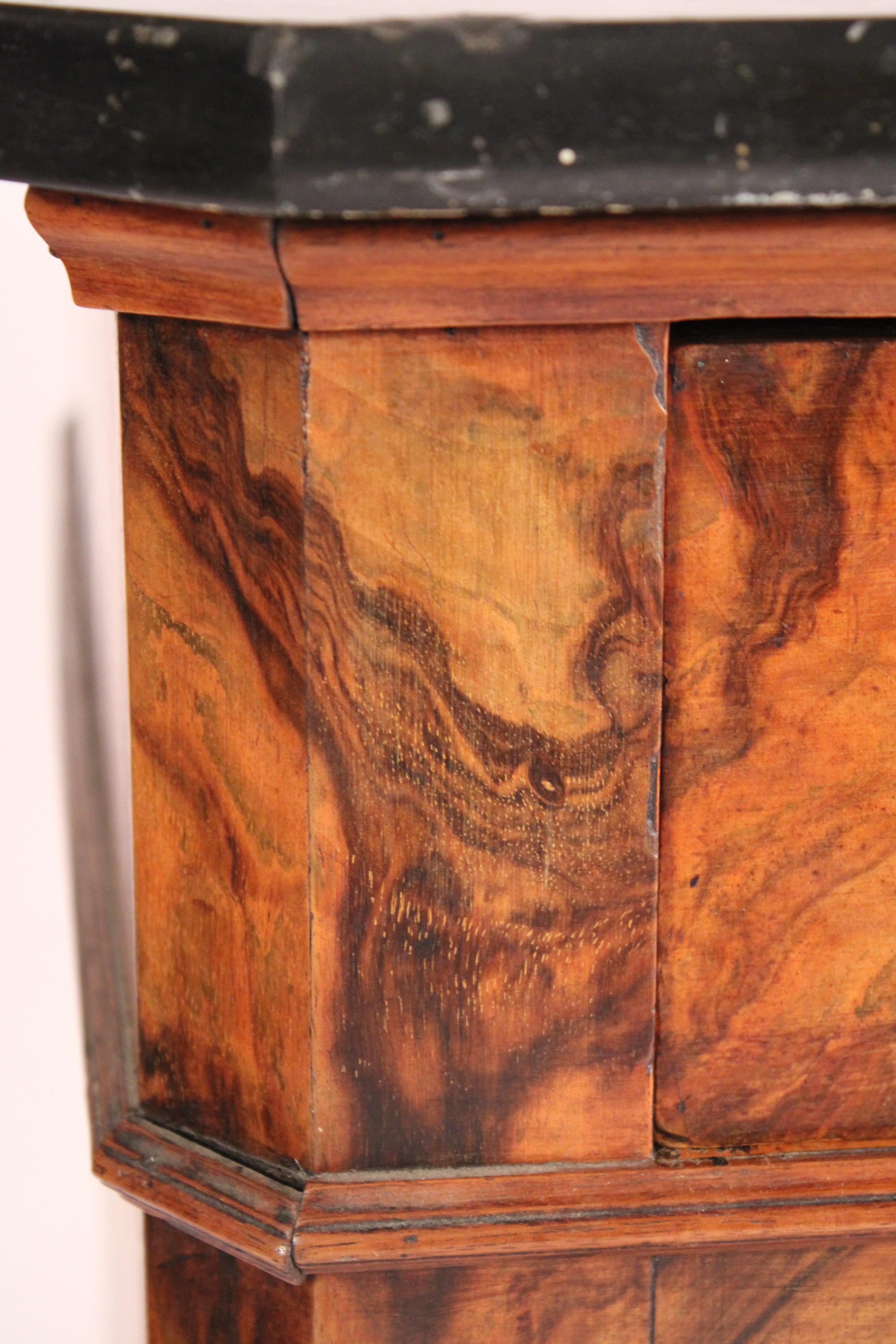 Ancienne commode de style Louis Philippe en ronce de noyer avec dessus en marbre en vente 3
