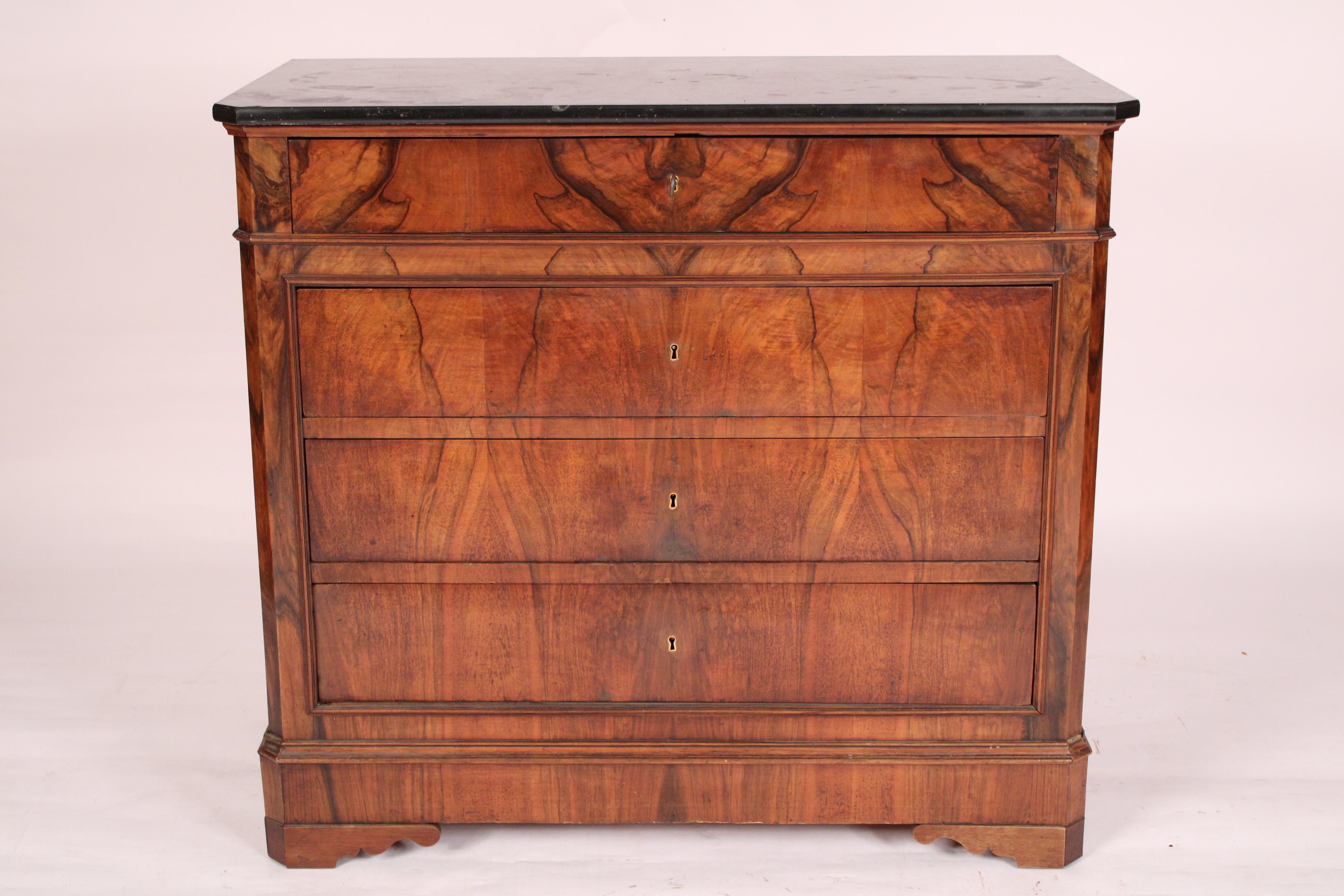 Ancienne commode de style Louis Philippe en ronce de noyer et noyer avec dessus en marbre, 19ème siècle. Whiting, plateau rectangulaire en marbre noir et blanc à angles abattus, 4 tiroirs en ronce de noyer joliment figurée, côtés de la commode à