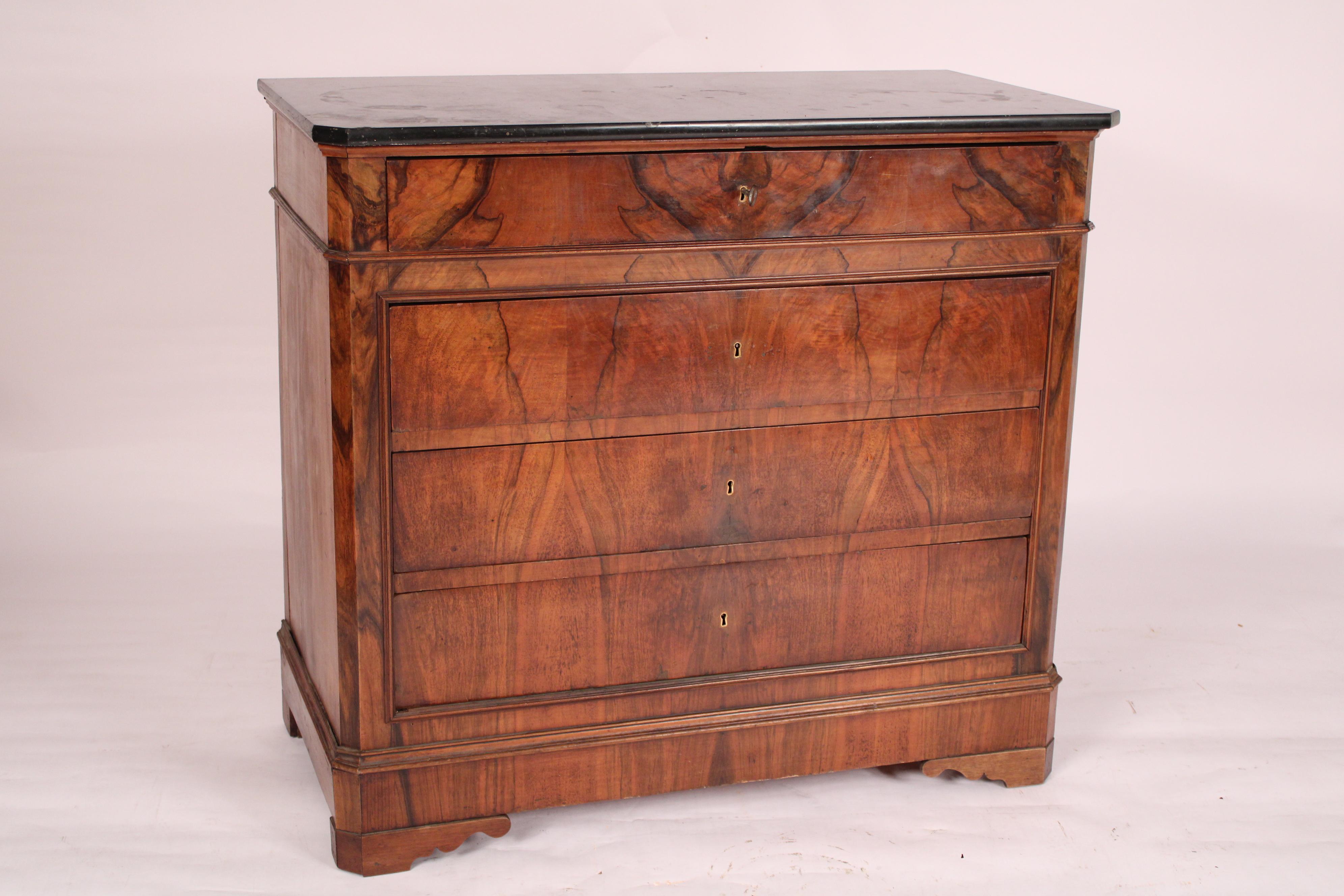 Louis-Philippe Ancienne commode de style Louis Philippe en ronce de noyer avec dessus en marbre en vente