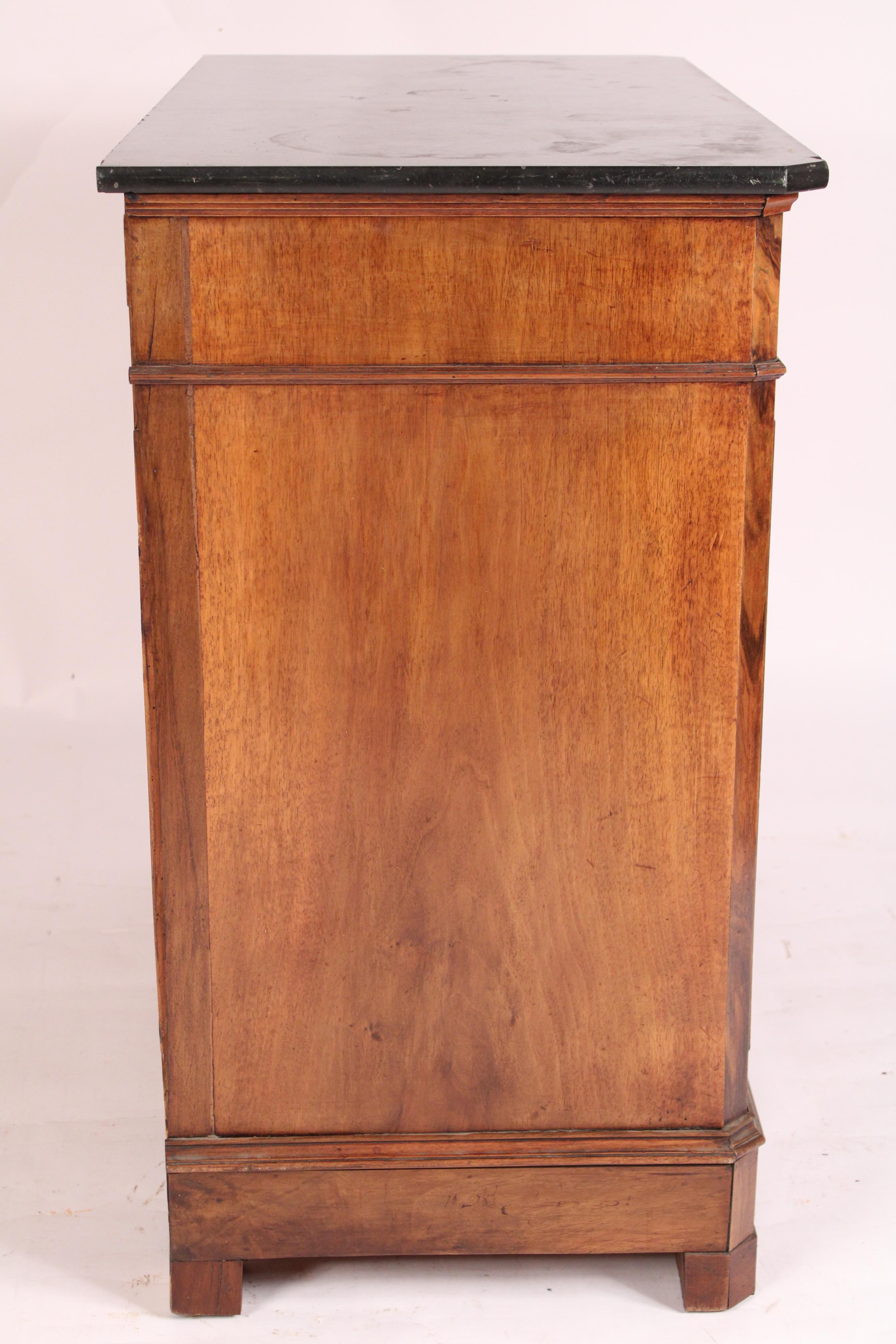 Européen Ancienne commode de style Louis Philippe en ronce de noyer avec dessus en marbre en vente