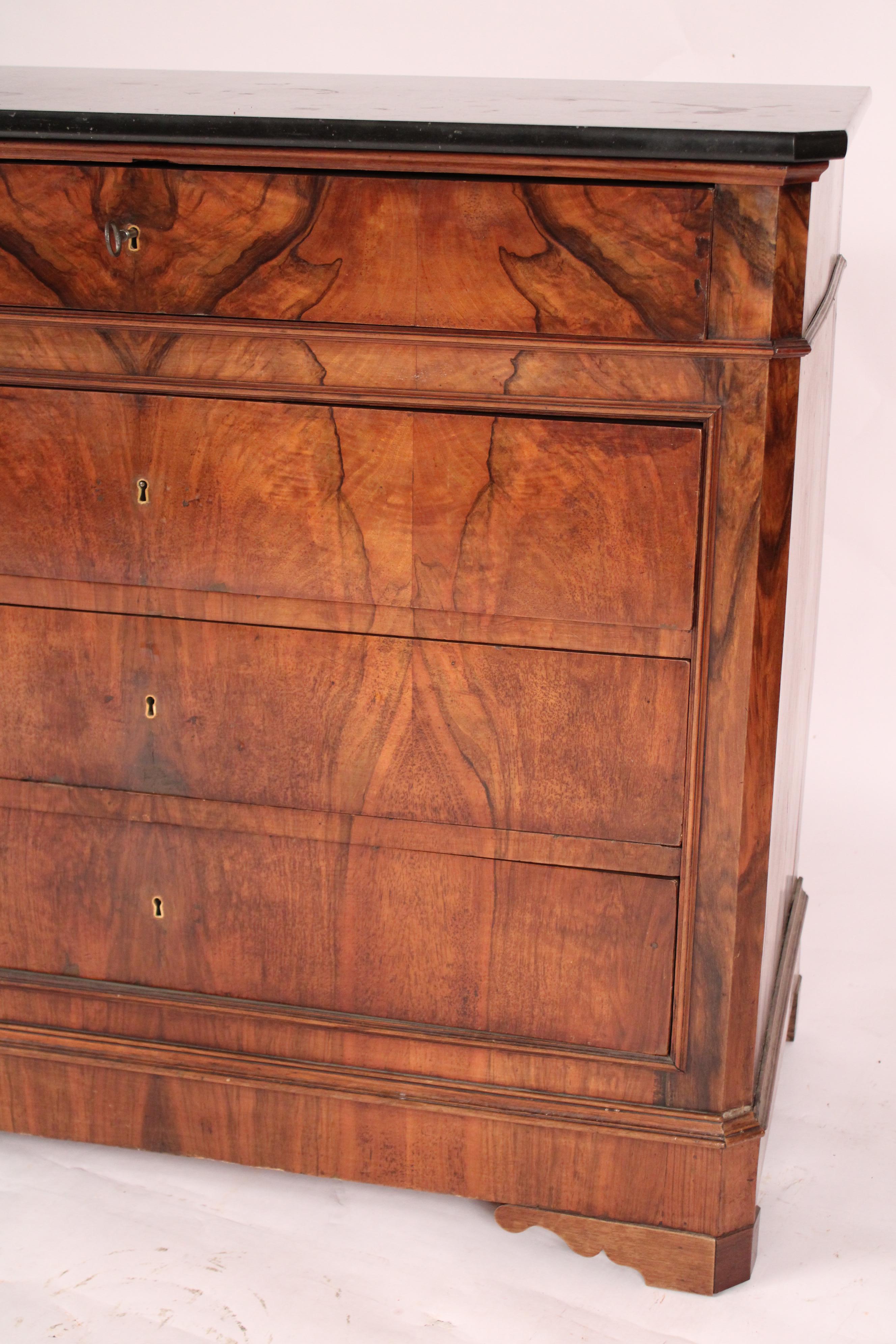 XIXe siècle Ancienne commode de style Louis Philippe en ronce de noyer avec dessus en marbre en vente