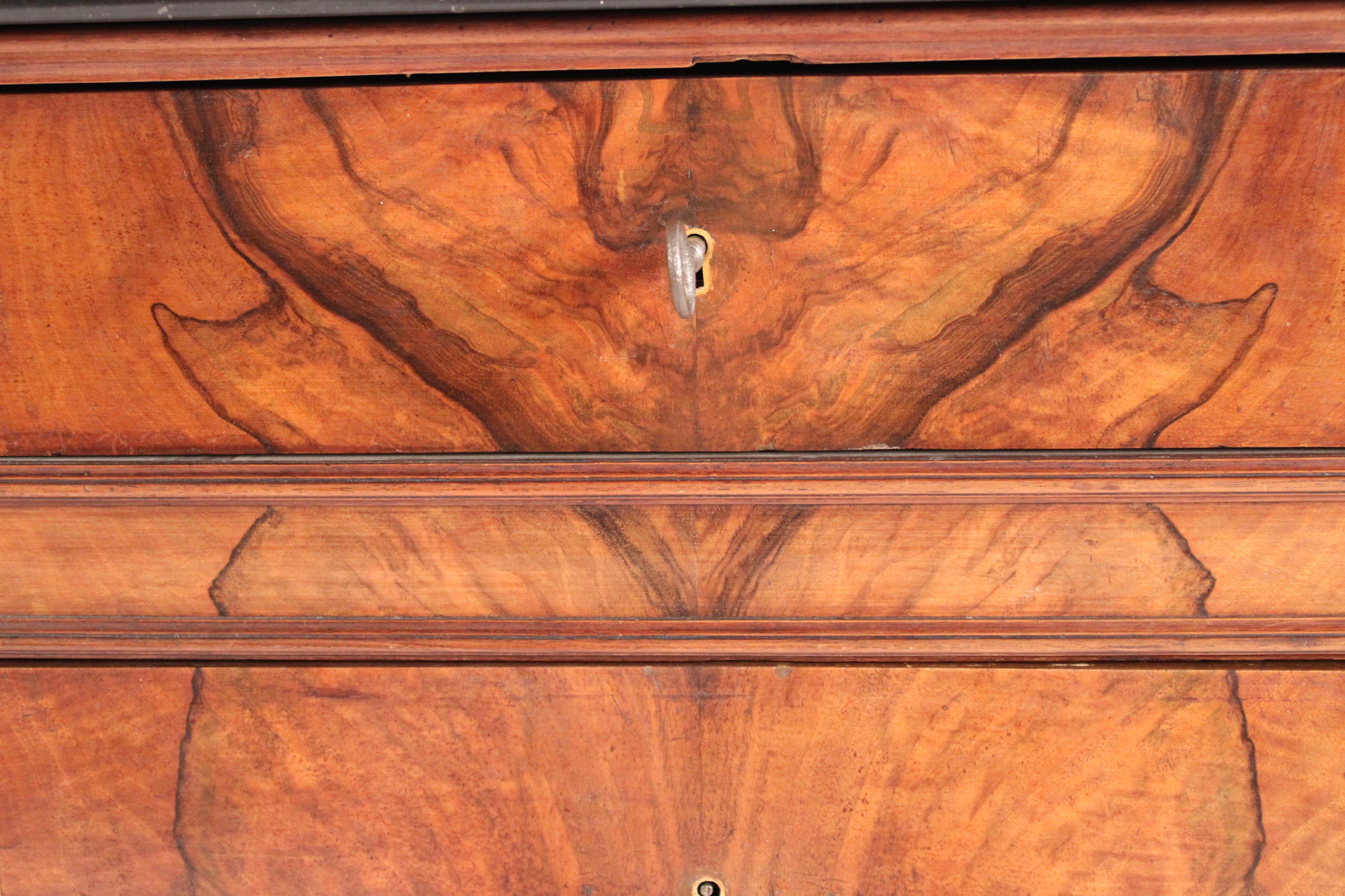 Marbre Ancienne commode de style Louis Philippe en ronce de noyer avec dessus en marbre en vente