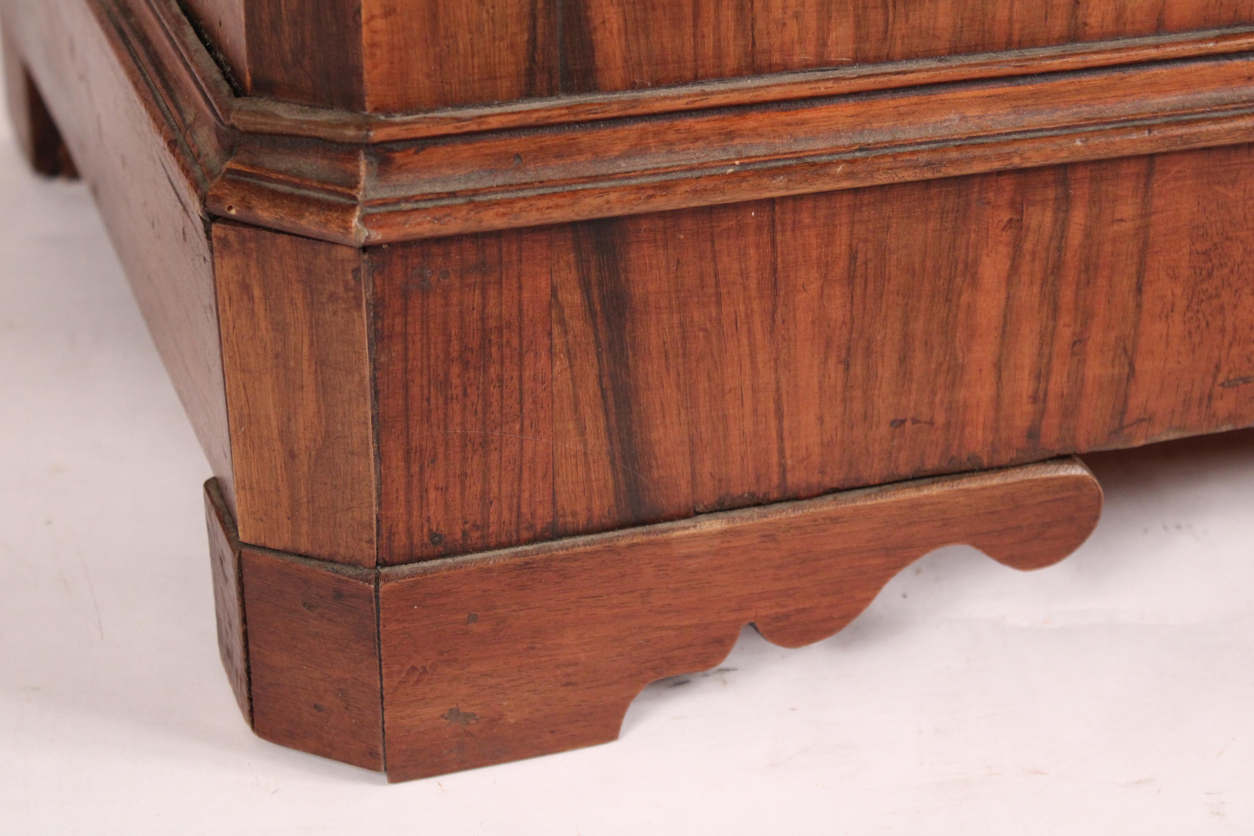 Ancienne commode de style Louis Philippe en ronce de noyer avec dessus en marbre en vente 2
