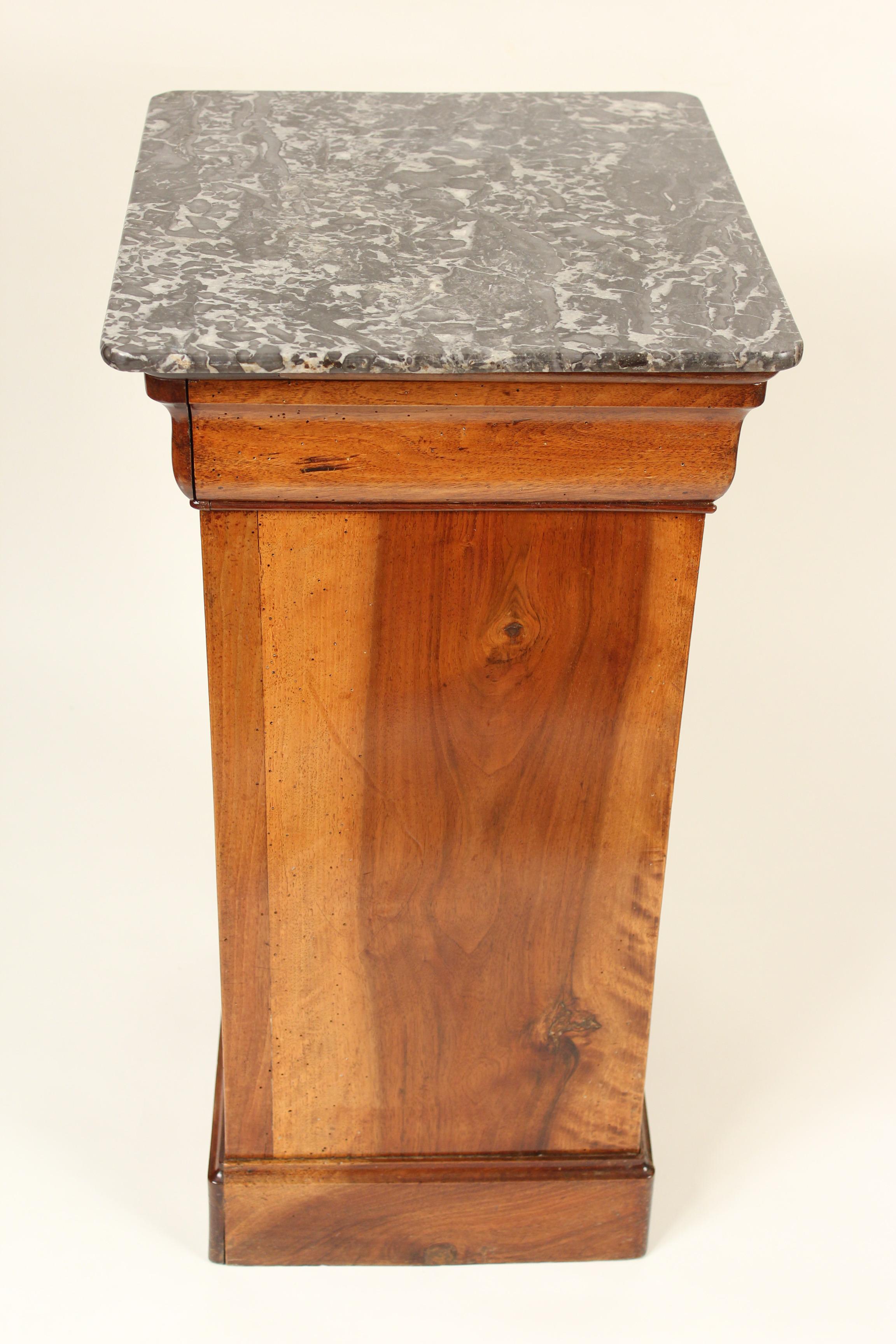 Antique Louis Philippe Style Walnut Occasional Table In Good Condition In Laguna Beach, CA