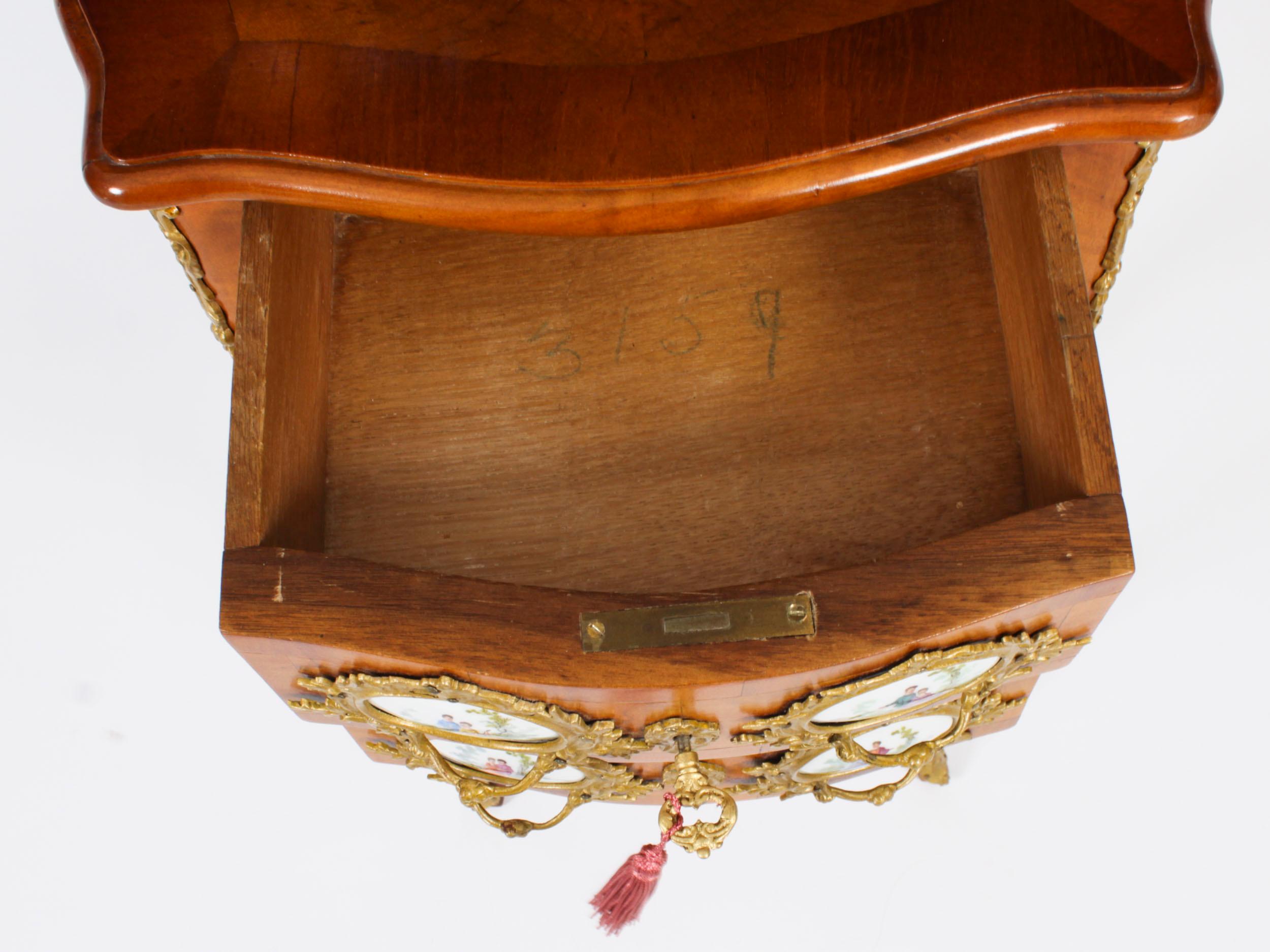 Antike Louis Revival-Kommode aus Wurzelnussholz, Nussbaum und Goldbronze, 19. Jahrhundert, montiert im Angebot 6