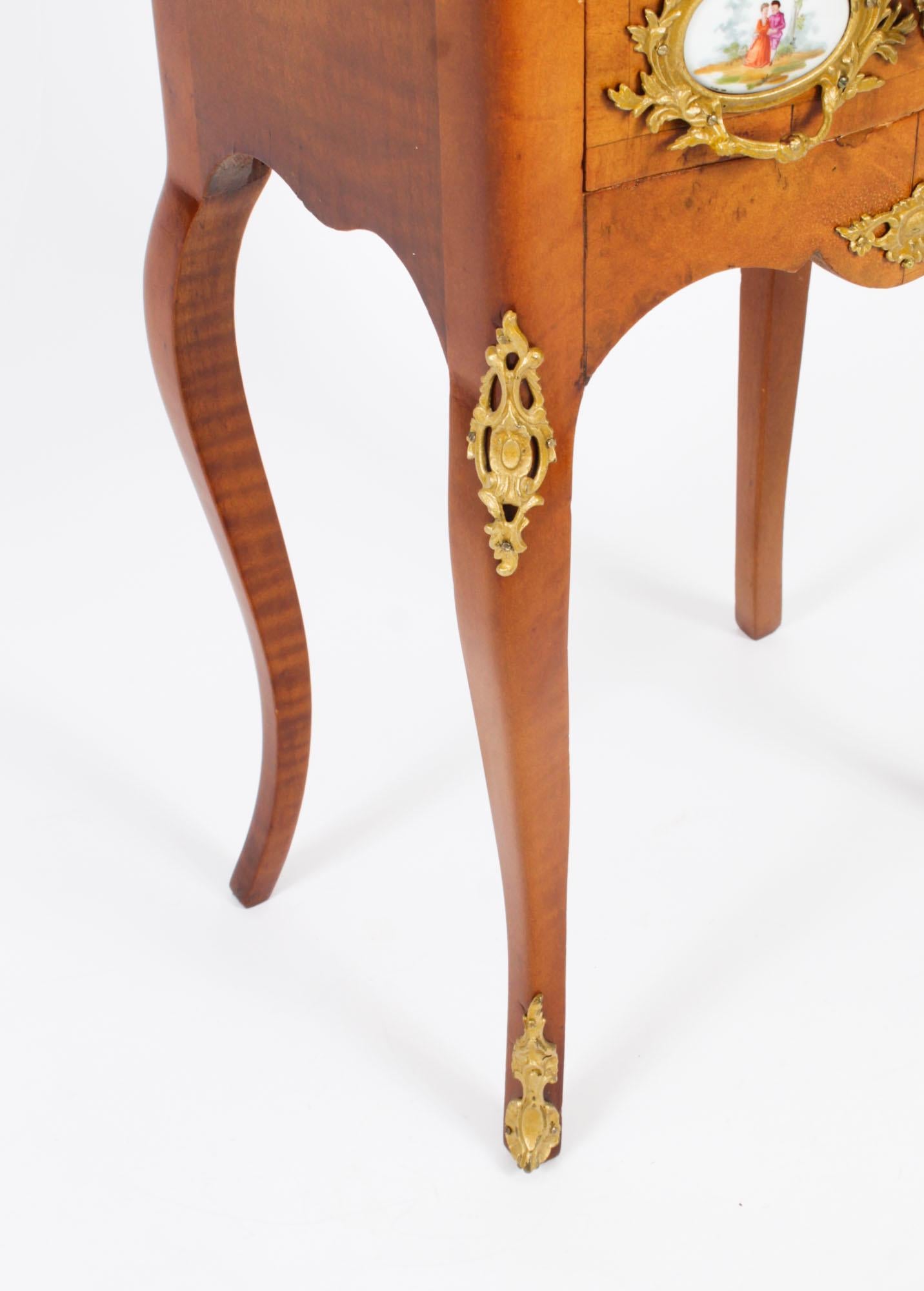 Antike Louis Revival-Kommode aus Wurzelnussholz, Nussbaum und Goldbronze, 19. Jahrhundert, montiert im Angebot 10