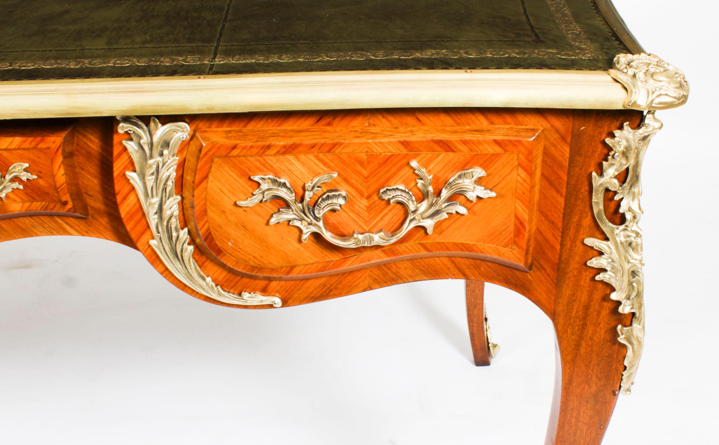 Bronze doré Antique Louis Revival Ormolu Bureau Plat Desk Table à écrire 19ème siècle en vente