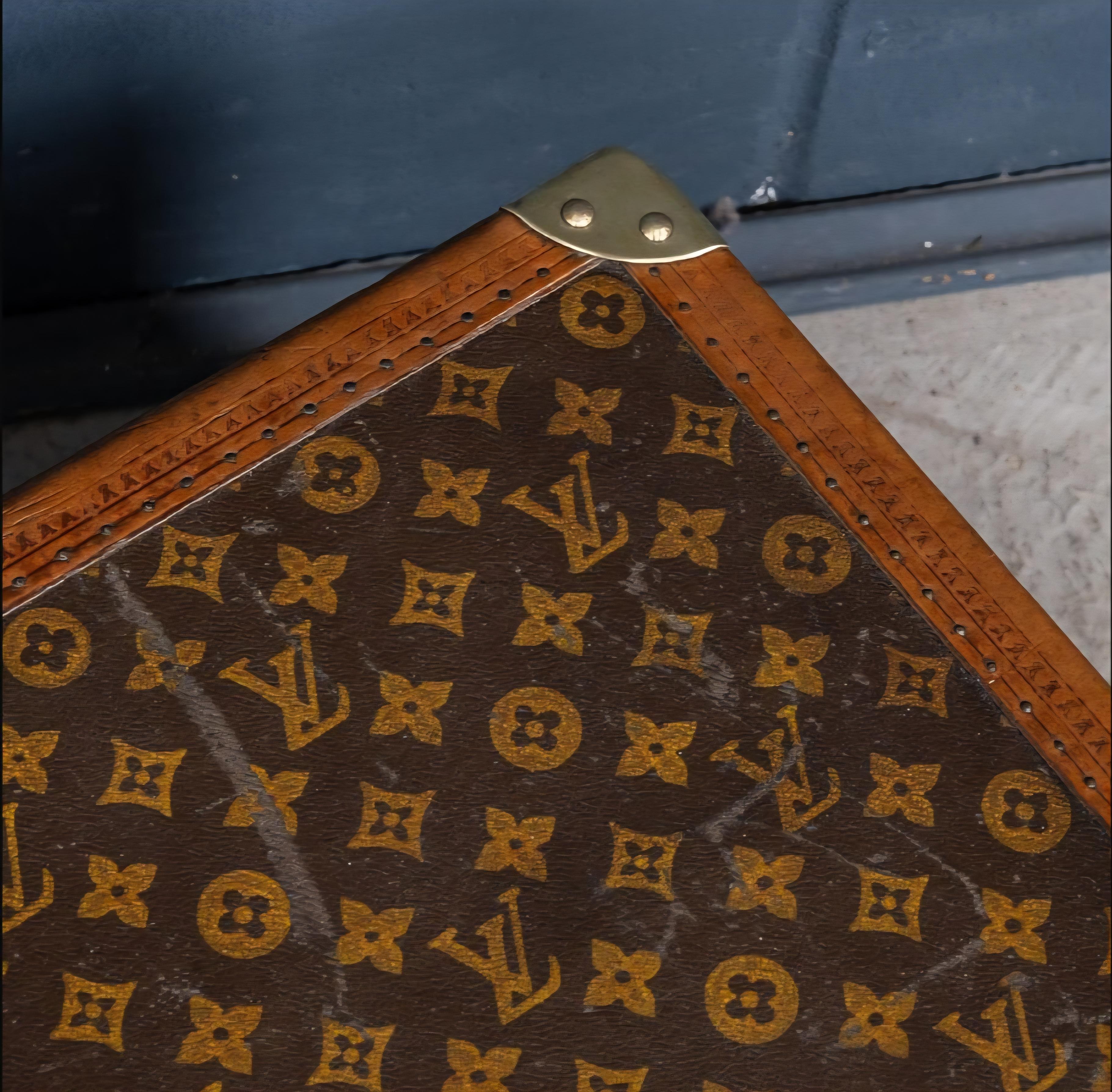 Malle encyclopédique ancienne Louis Vuitton Britannica en vente 5