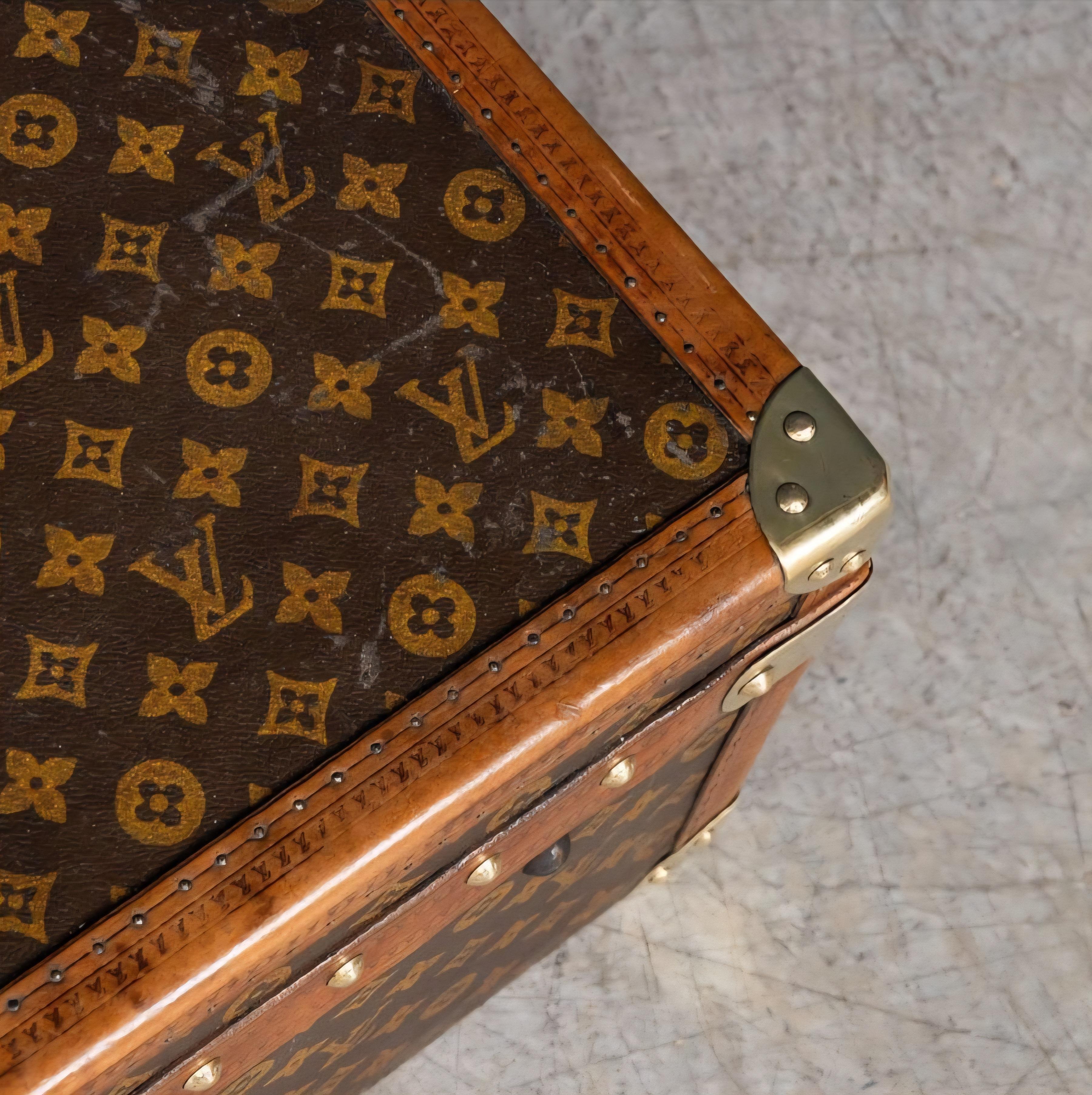 Malle encyclopédique ancienne Louis Vuitton Britannica en vente 6