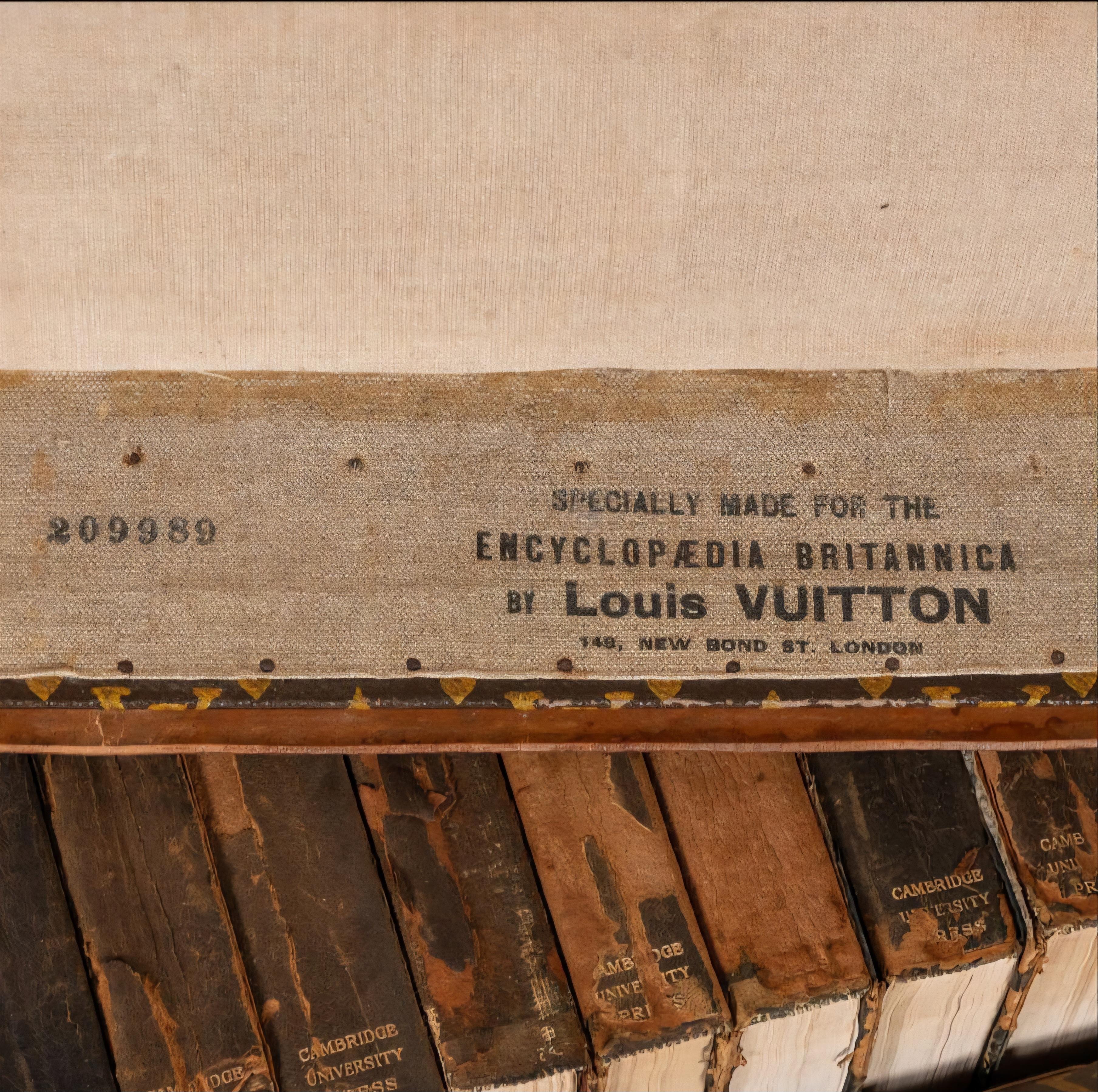 Malle encyclopédique ancienne Louis Vuitton Britannica en vente 7