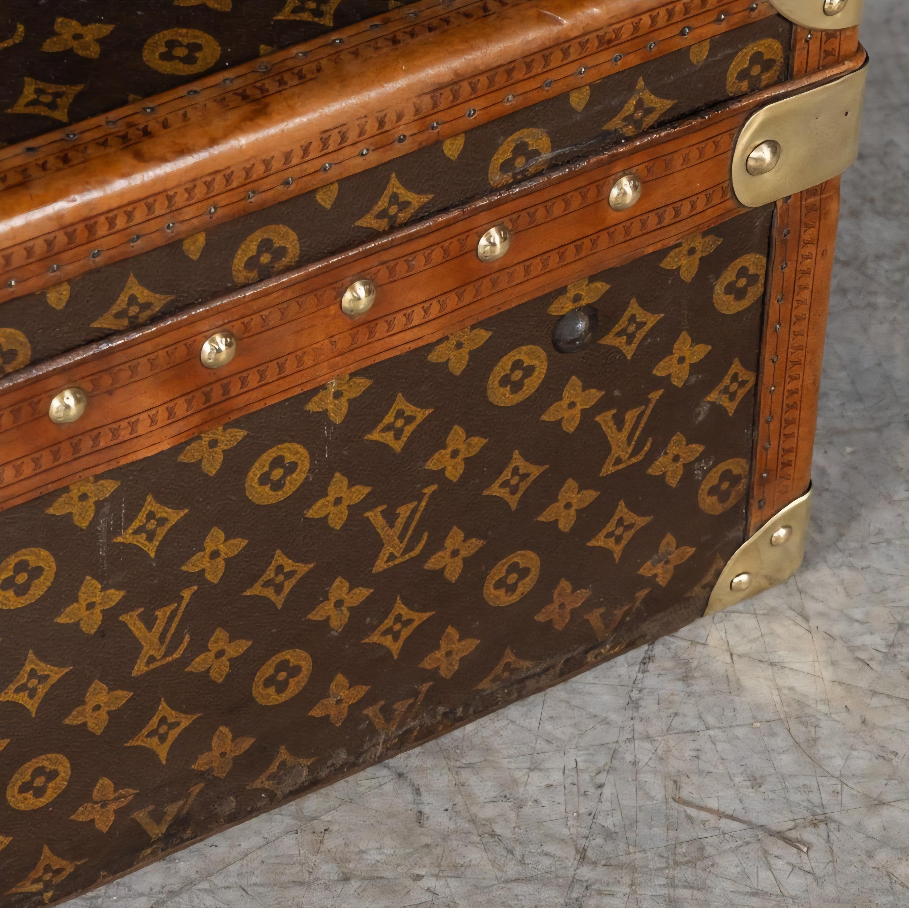 Malle encyclopédique ancienne Louis Vuitton Britannica en vente 8