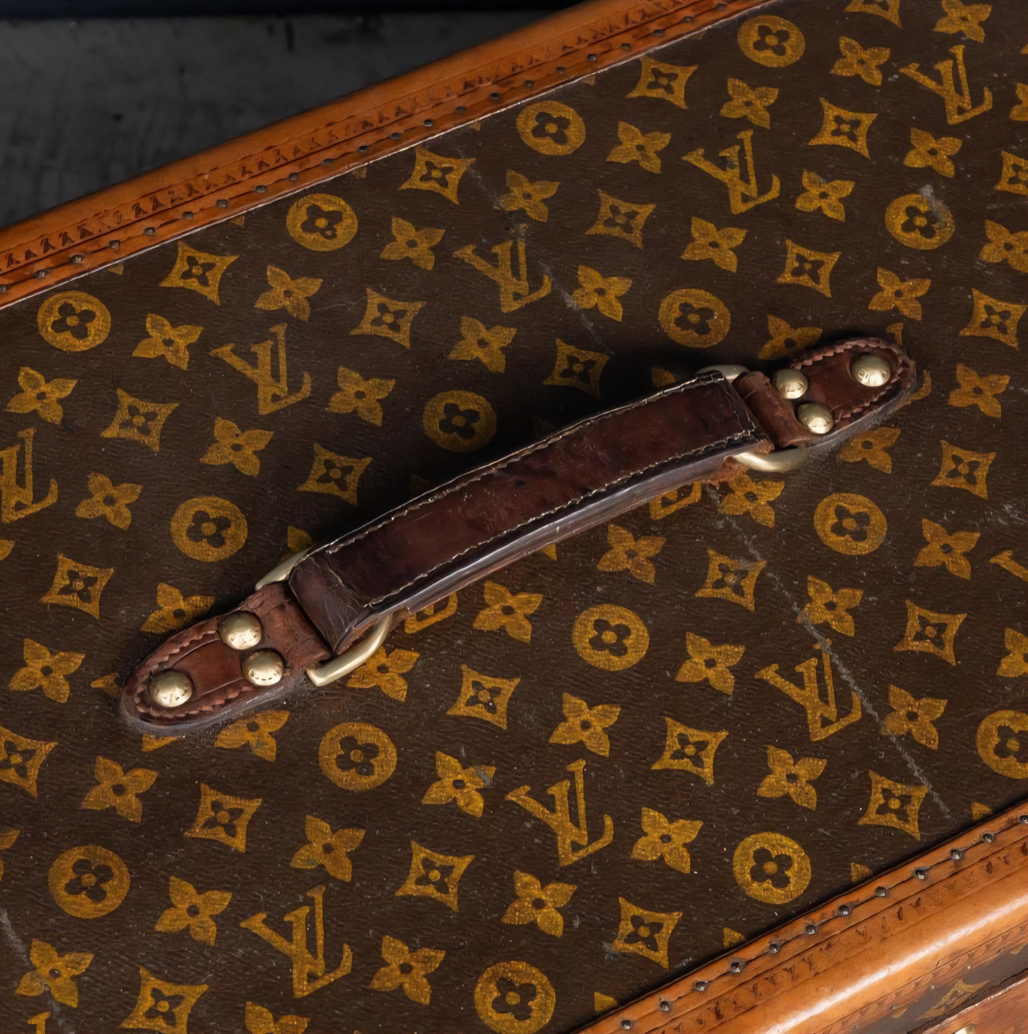 Malle encyclopédique ancienne Louis Vuitton Britannica en vente 9