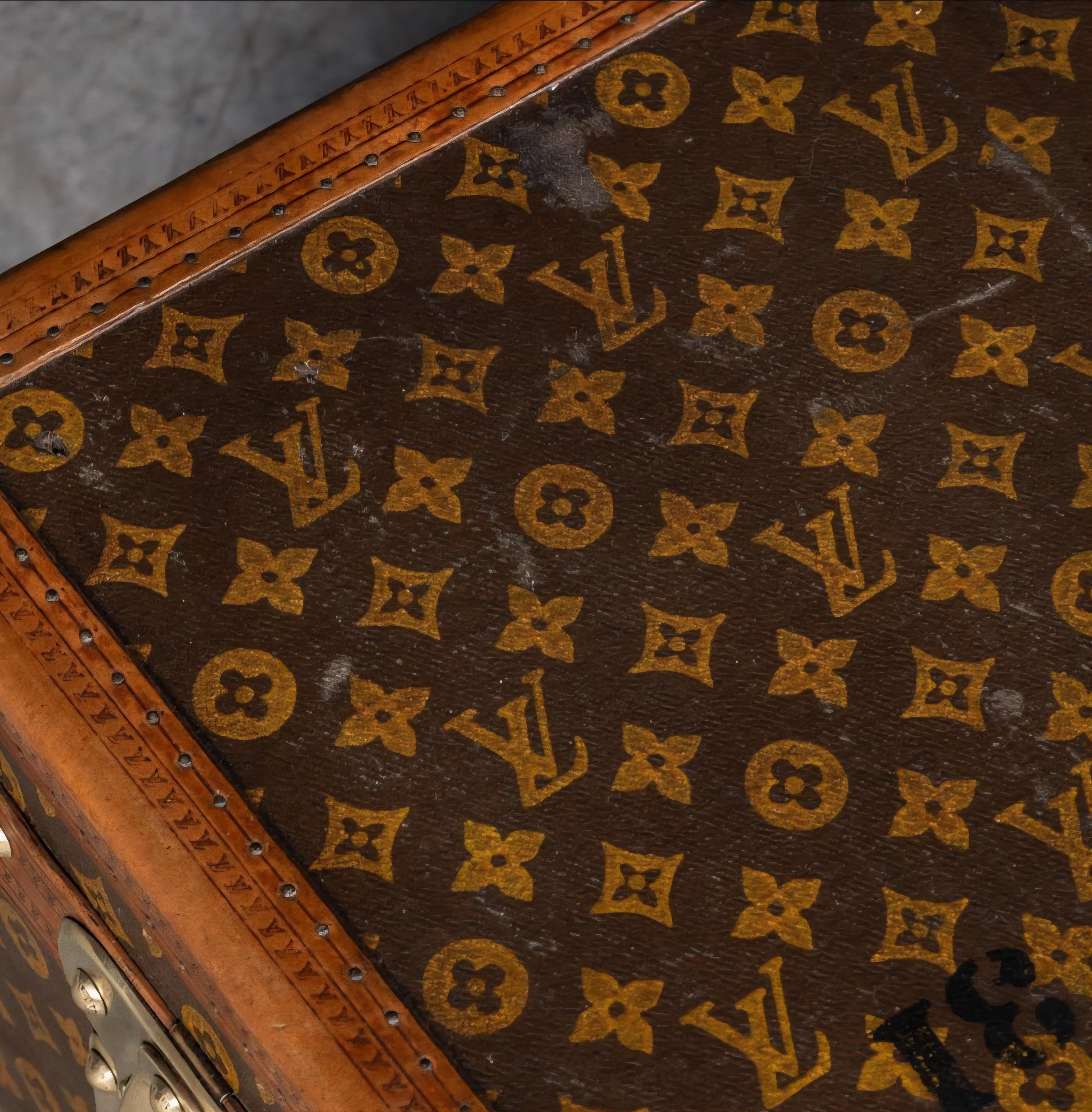 Malle encyclopédique ancienne Louis Vuitton Britannica Bon état - En vente à London, GB