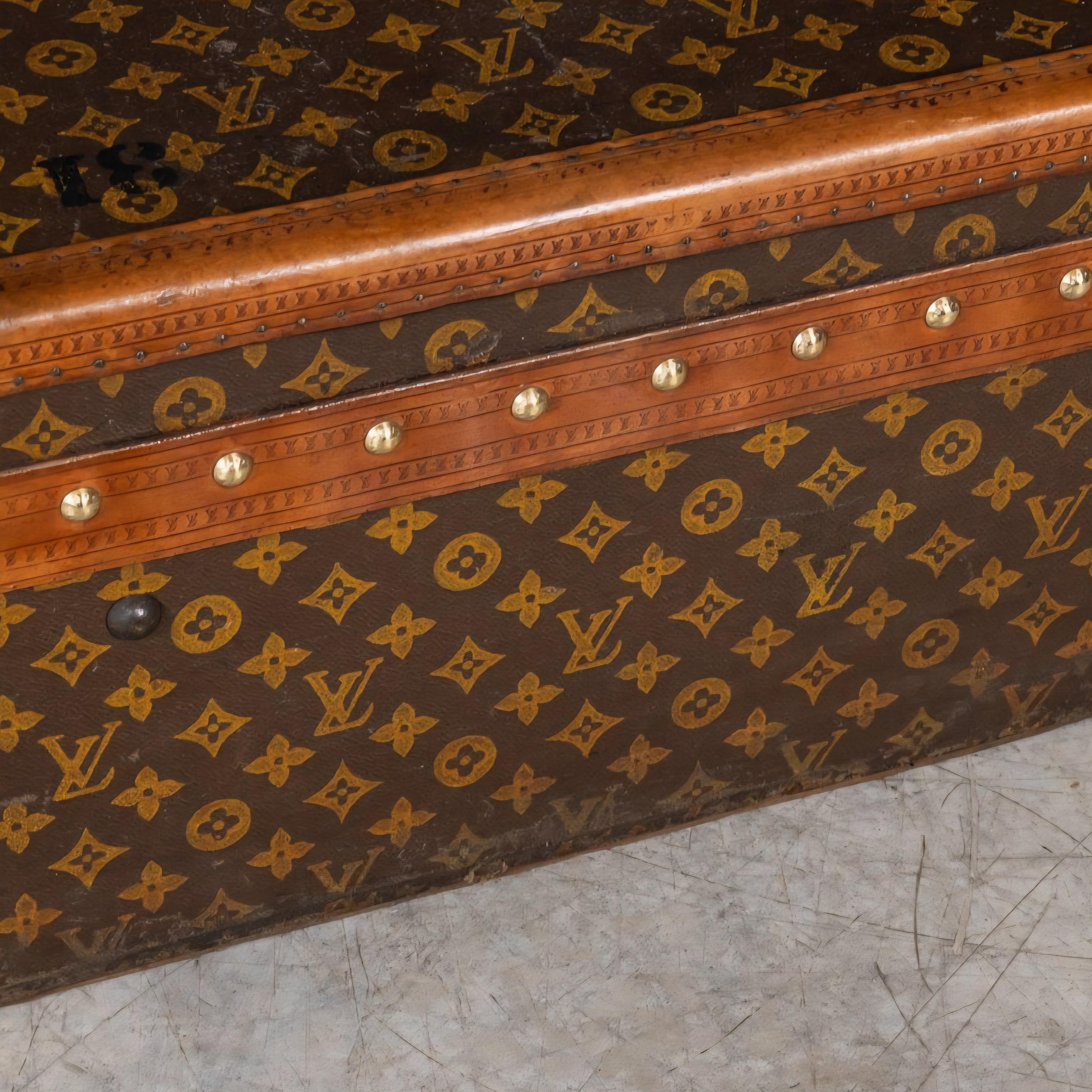Malle encyclopédique ancienne Louis Vuitton Britannica Unisexe en vente