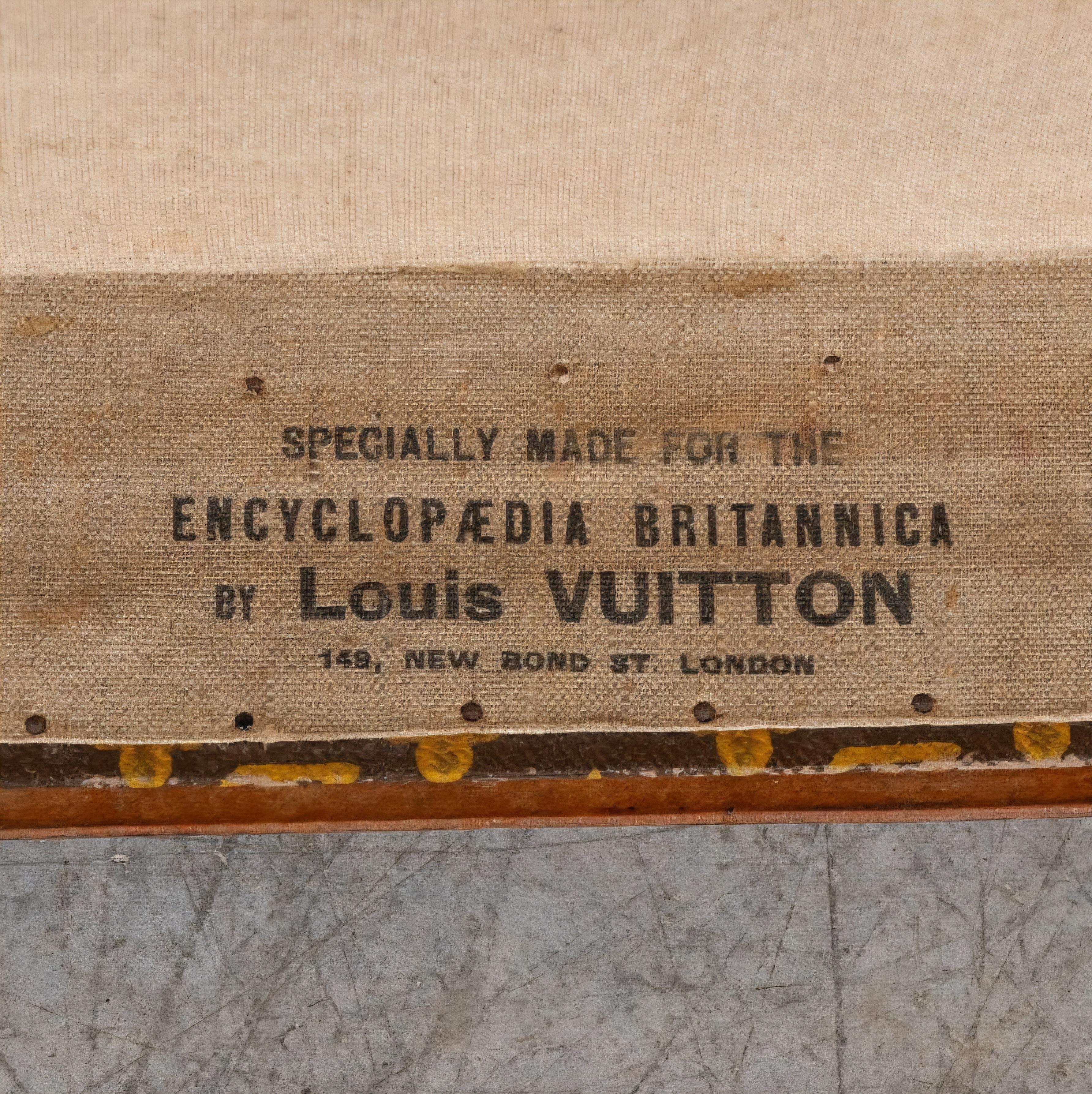 Malle encyclopédique ancienne Louis Vuitton Britannica en vente 1