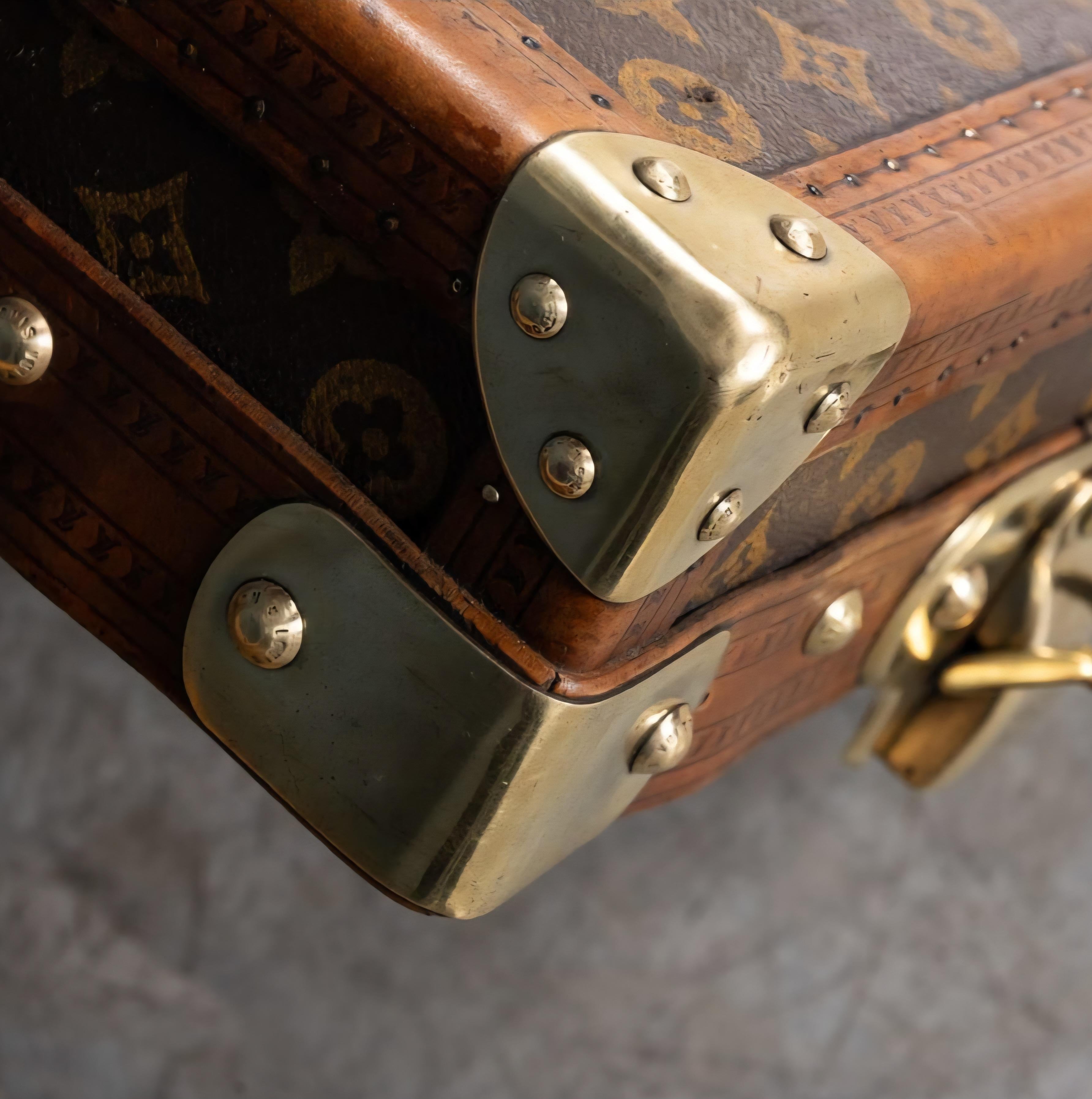 Malle encyclopédique ancienne Louis Vuitton Britannica en vente 2