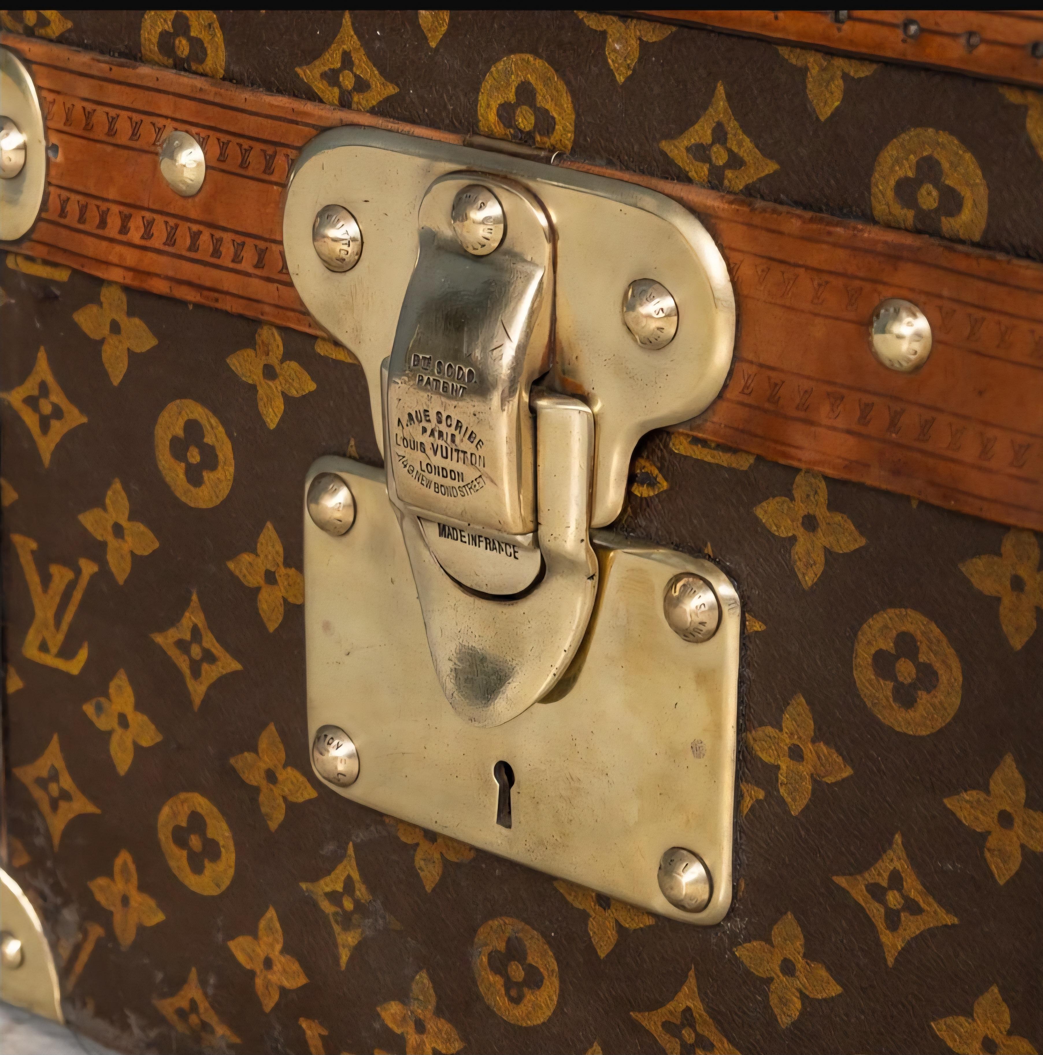 Malle encyclopédique ancienne Louis Vuitton Britannica en vente 3