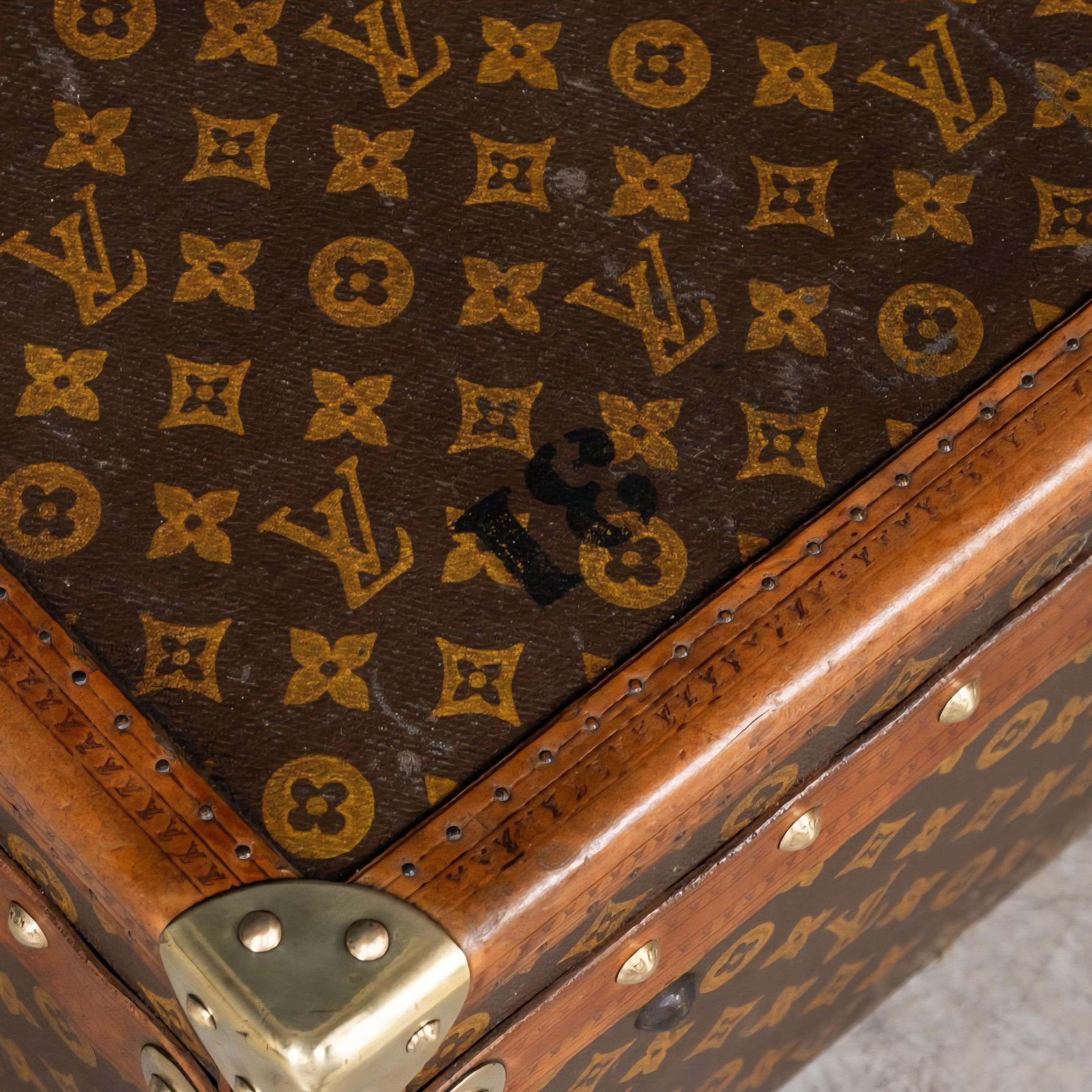 Malle encyclopédique ancienne Louis Vuitton Britannica en vente 4