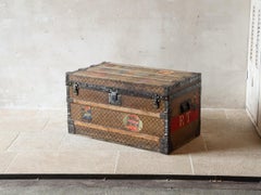 Ancienne malle à vapeur Louis Vuitton Label avec étiquettes et initiales de l'hôtel
