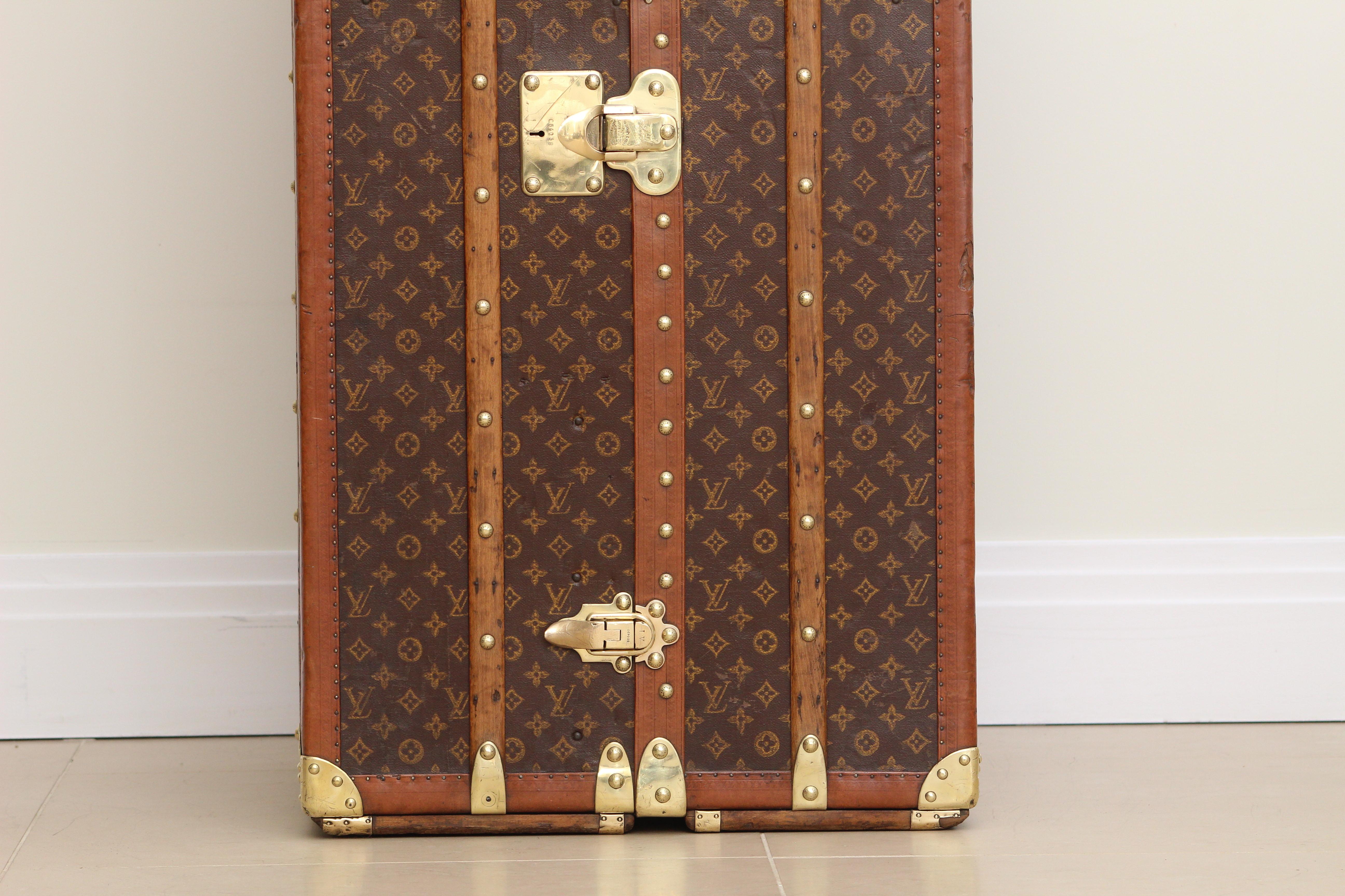 Zum Verkauf steht eine seltene und exquisite antike Louis Vuitton Double Wardrobe Trunk, ein echtes Sammlerstück, das den Luxus und die Handwerkskunst der kultigen Marke verkörpert. Dieses außergewöhnliche Stück ist mit dem zeitlosen LV Monogram