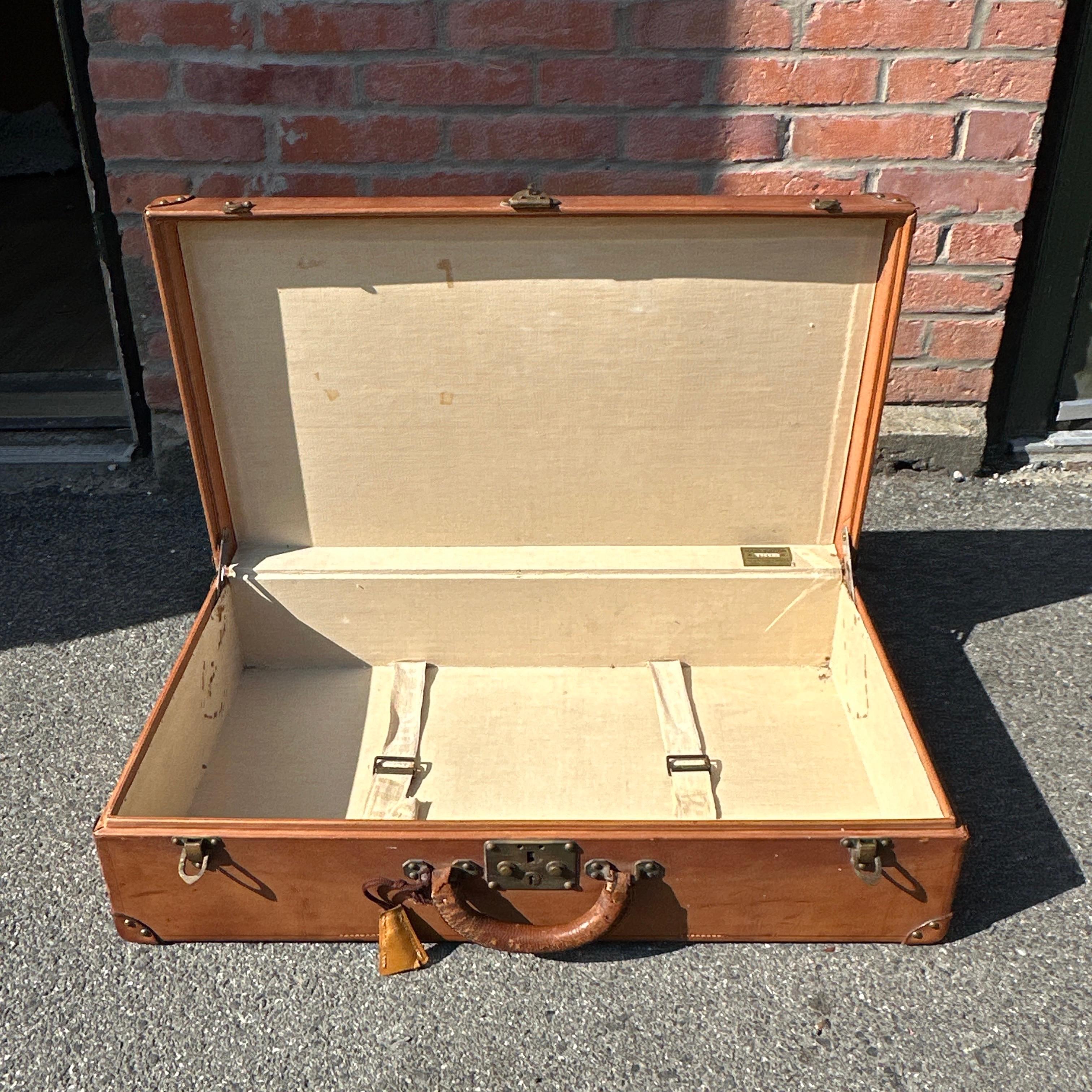 Antique LOUIS VUITTON Leather Hardcase Suitcase – Early 20th Century For Sale 8