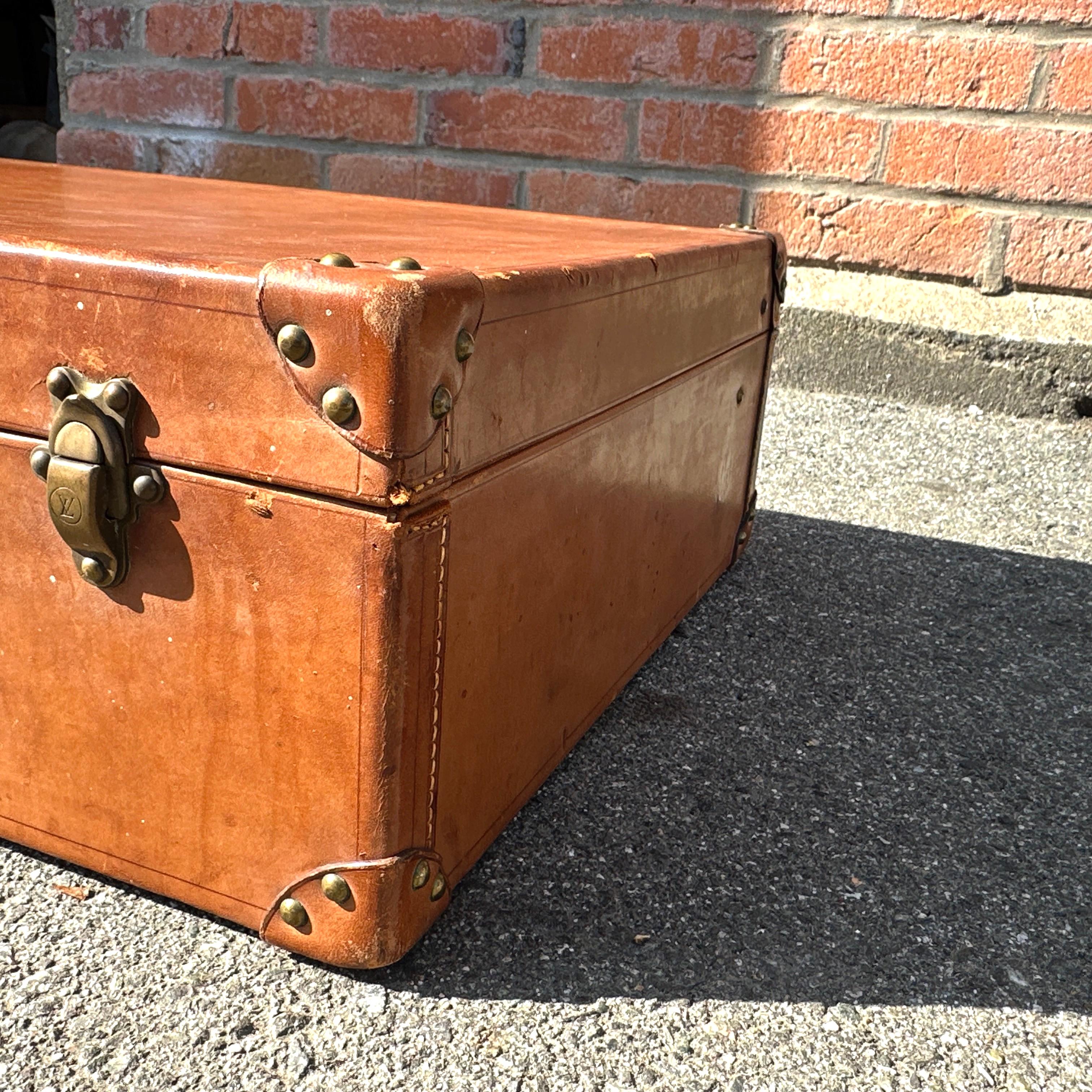 Antique LOUIS VUITTON Leather Hardcase Suitcase – Early 20th Century For Sale 9